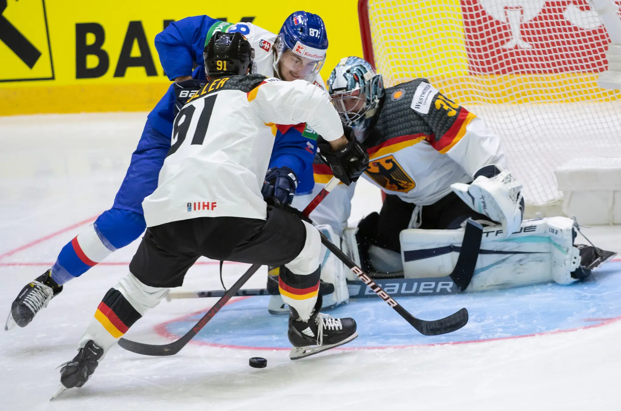 Na snímke slovenský hokejista Pavol Regenda (uprostred), nemecký obranca Moritz Müller (vľavo) a nemecký brankár Philipp Grubauer.