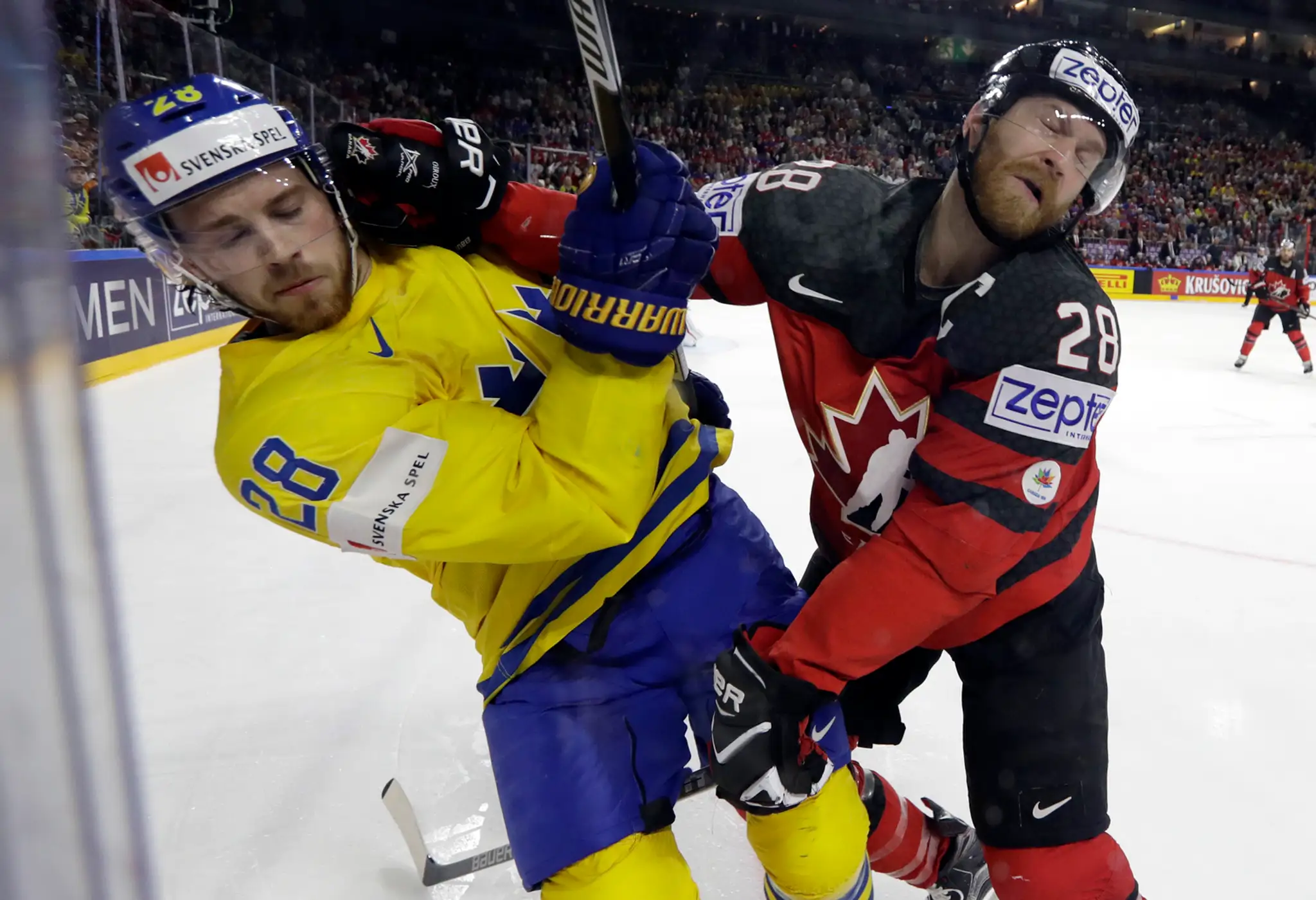 Elias Lindholm (Švédsko) po zrážke s Claudeom Girouxom (Kanada).