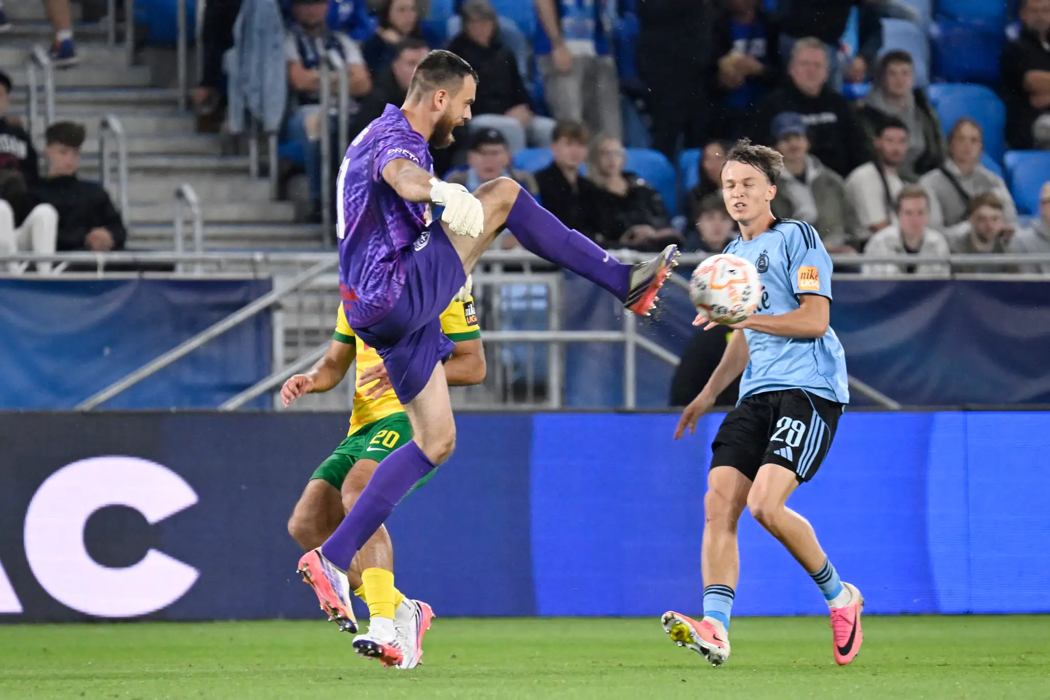 Vľavo brankár Dávid Šípoš (Žilina) a vpravo Alexej Maroš (Slovan) v stretnutí 8. kola futbalovej Niké ligy.