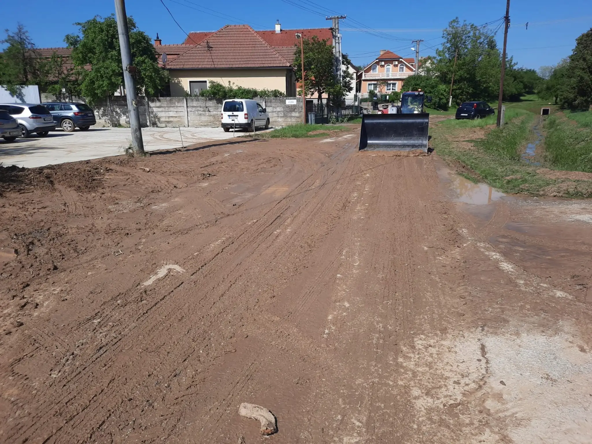 Škody po bleskových povodniach v Návojovciach.