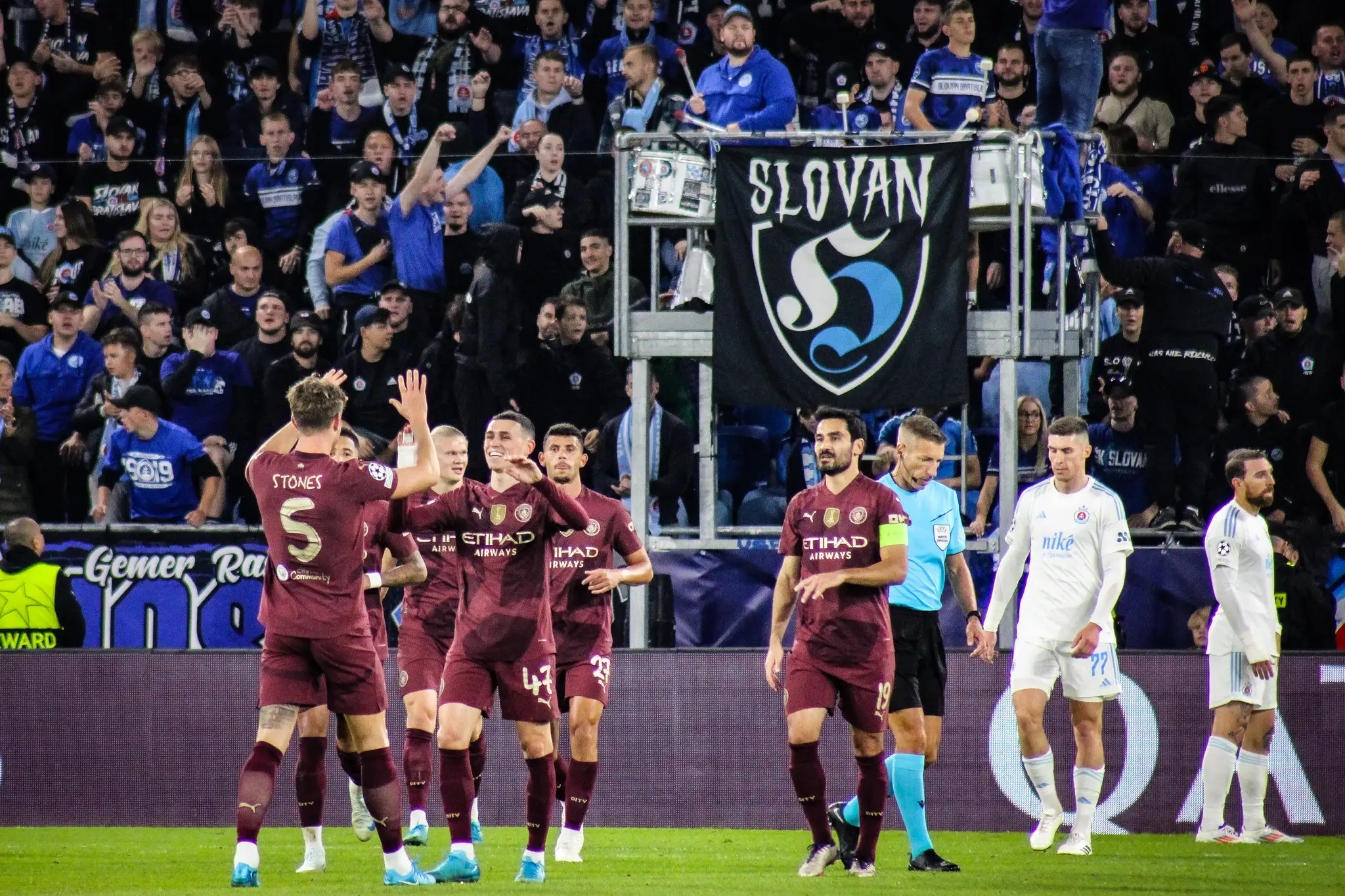 Hráči Manchestru City sa tešia z druhého gólu