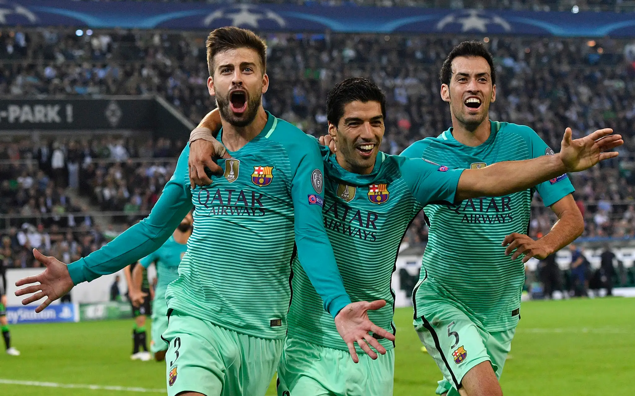 Radosť tria Barcelony zľava Gerard Piqué, Luis Suárez a Sergio Busquets po góle proti Celticu Glasgow v zápase LM.