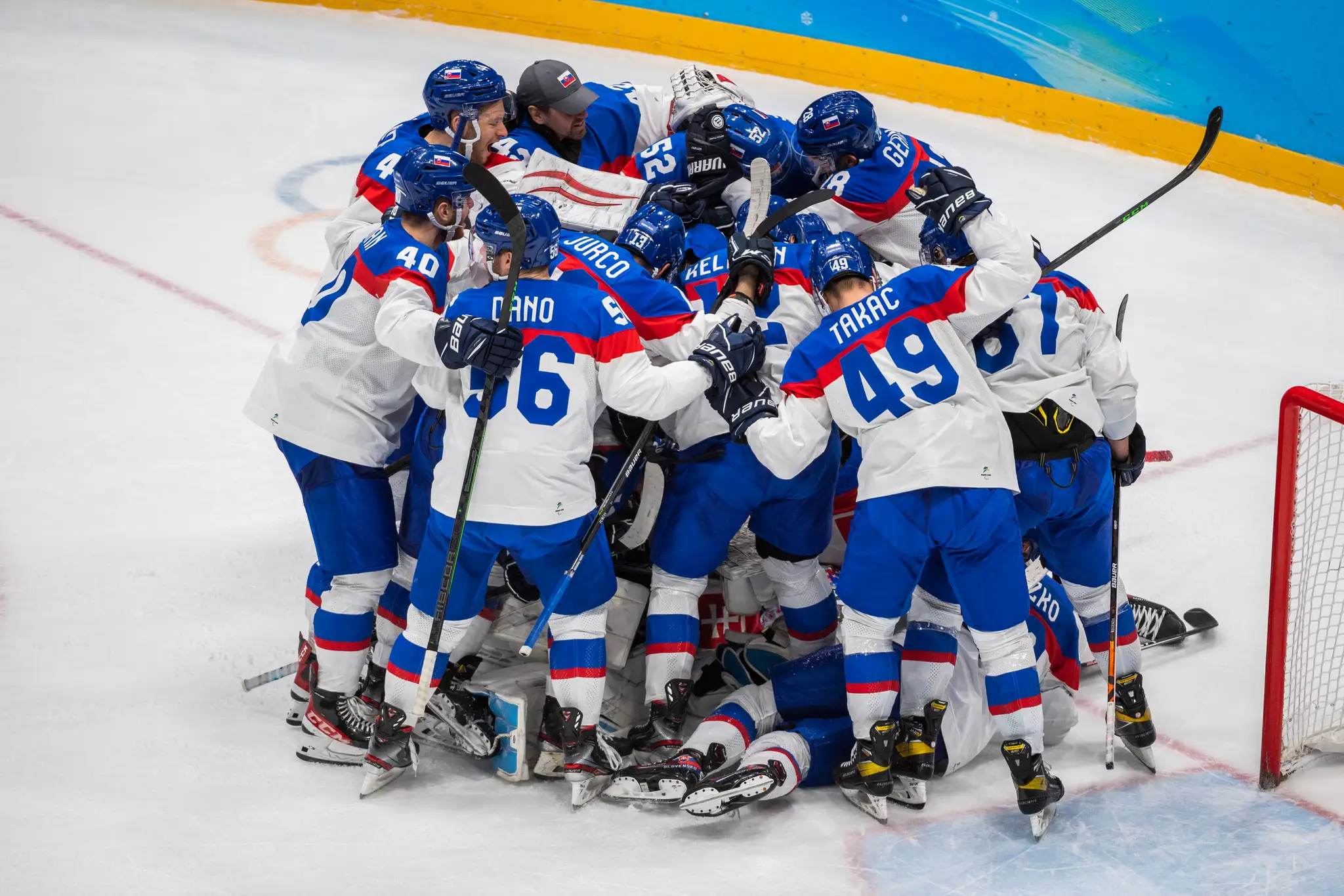 Hráči Slovenska sa tešia z postupu do semifinále po víťazstve 3:2 vo štvrťfinále ZOH 2022 nad USA.