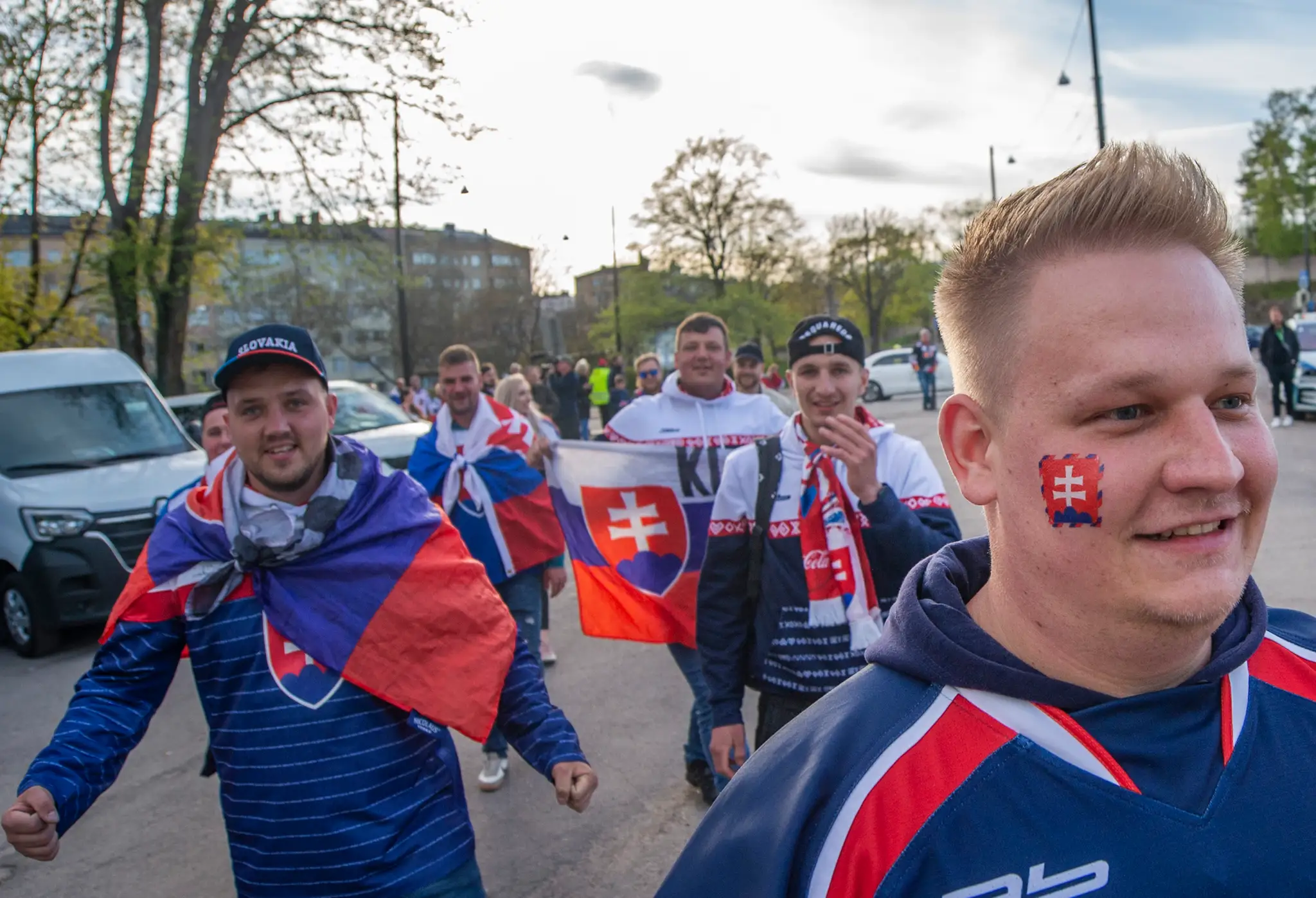 Na snímke slovenskí hokejoví fanúšikovia prichádzajú na štvrtý zápas slovenskej hokejovej reprezentácie v základnej A - skupine proti Švajčiarsku.
