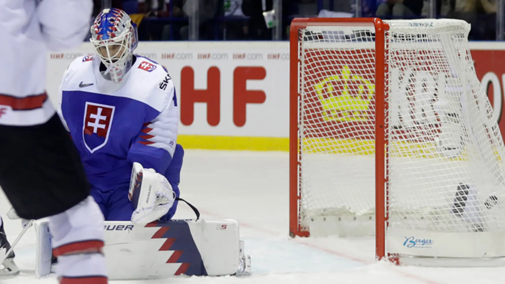 Švéd Patric Hornqvist prekonáva nórskeho brankára Henrika Haukelanda na MS 2019.