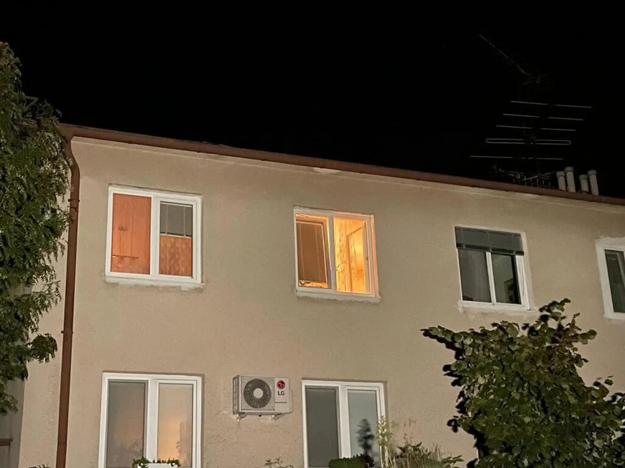 Okno, z ktorého vyšiel výstrel.