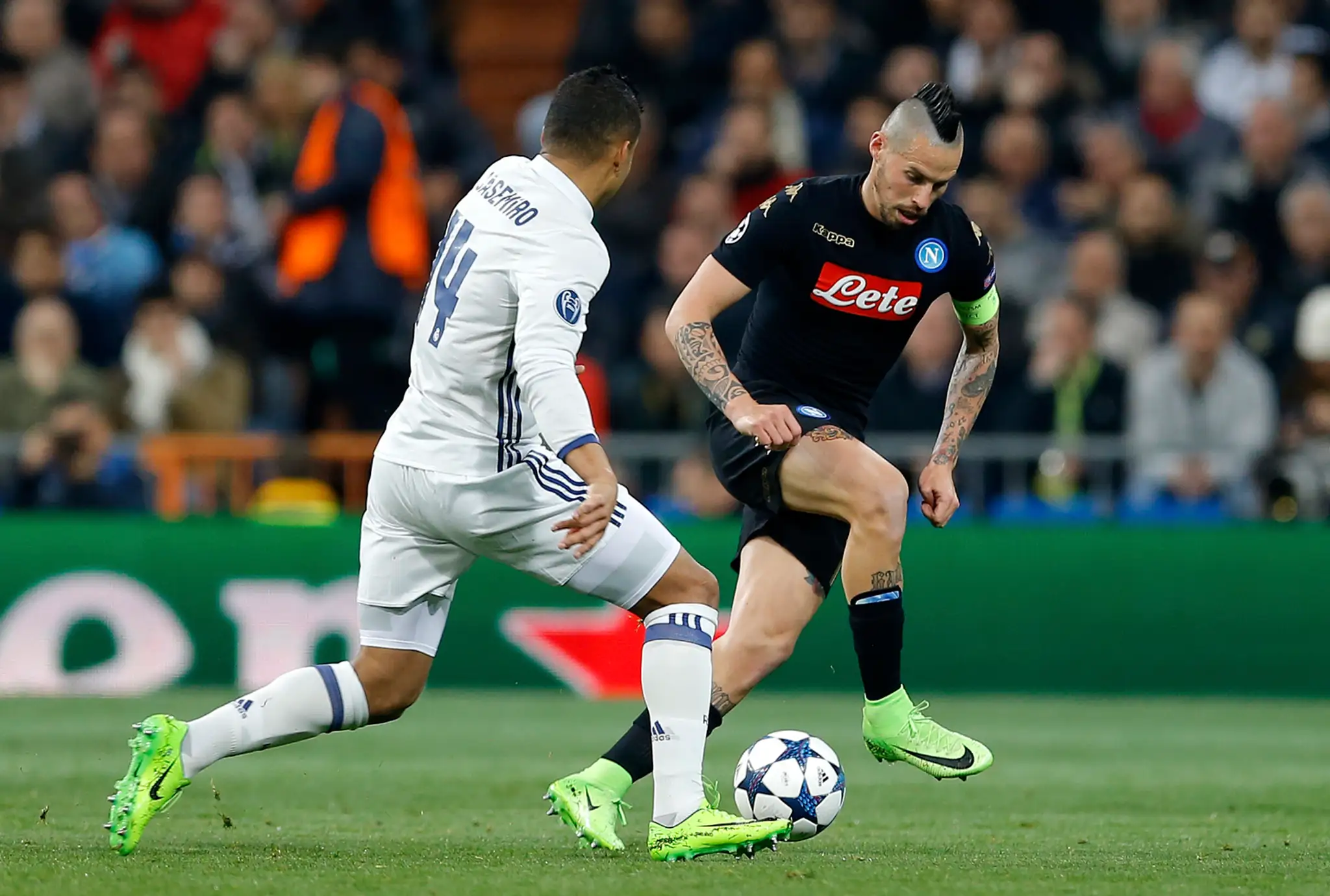 Casemiro z Realu (vľavo) sa snaží zastaviť kapitána Neapola Marka Hamšíka v osemfinále LM.