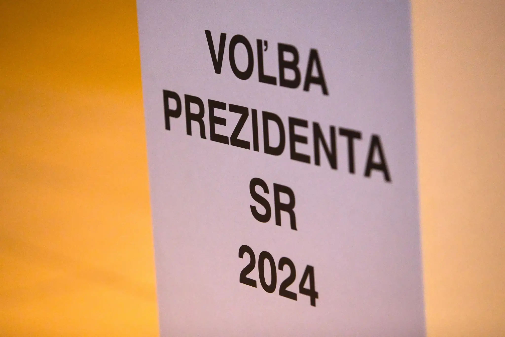 Volebná schránka vo volebnej miestnosti v budove železničnej stanice v meste Krásno nad Kysucou.