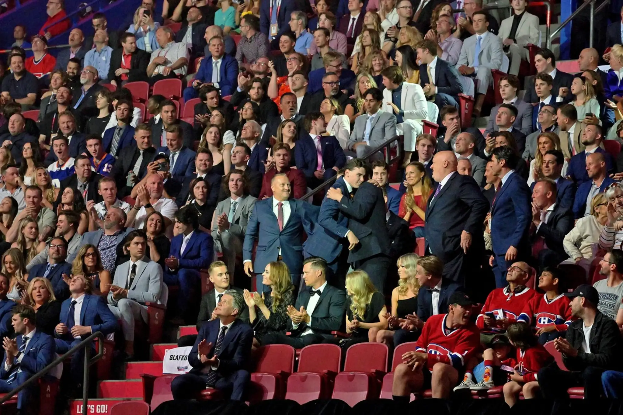 Šimon Nemec sa objíma s príbuznými po tom, ako sa stal dvojkou NHL draftu 2022.
