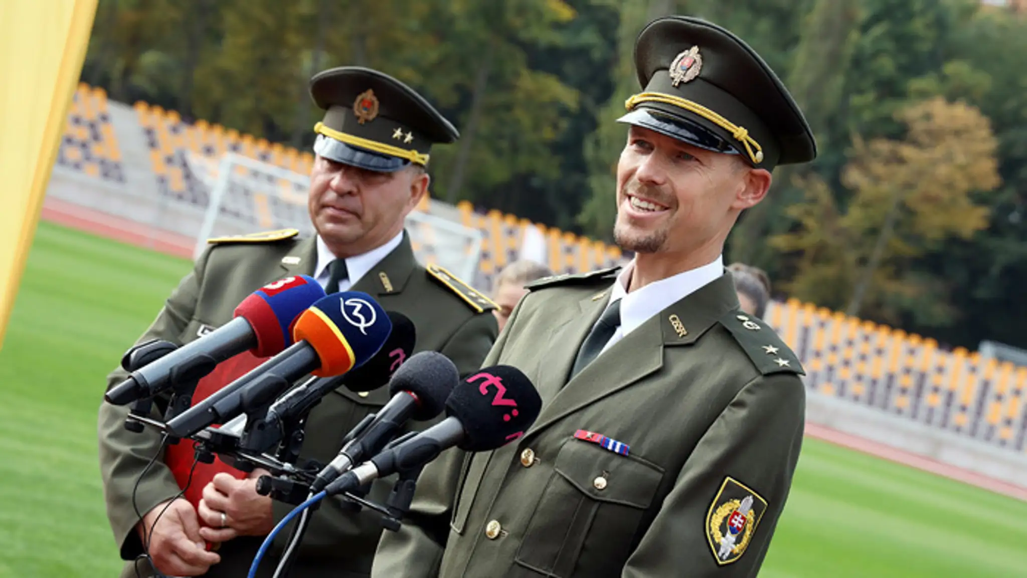 Matej Tóth, za ním Roman Benčík.