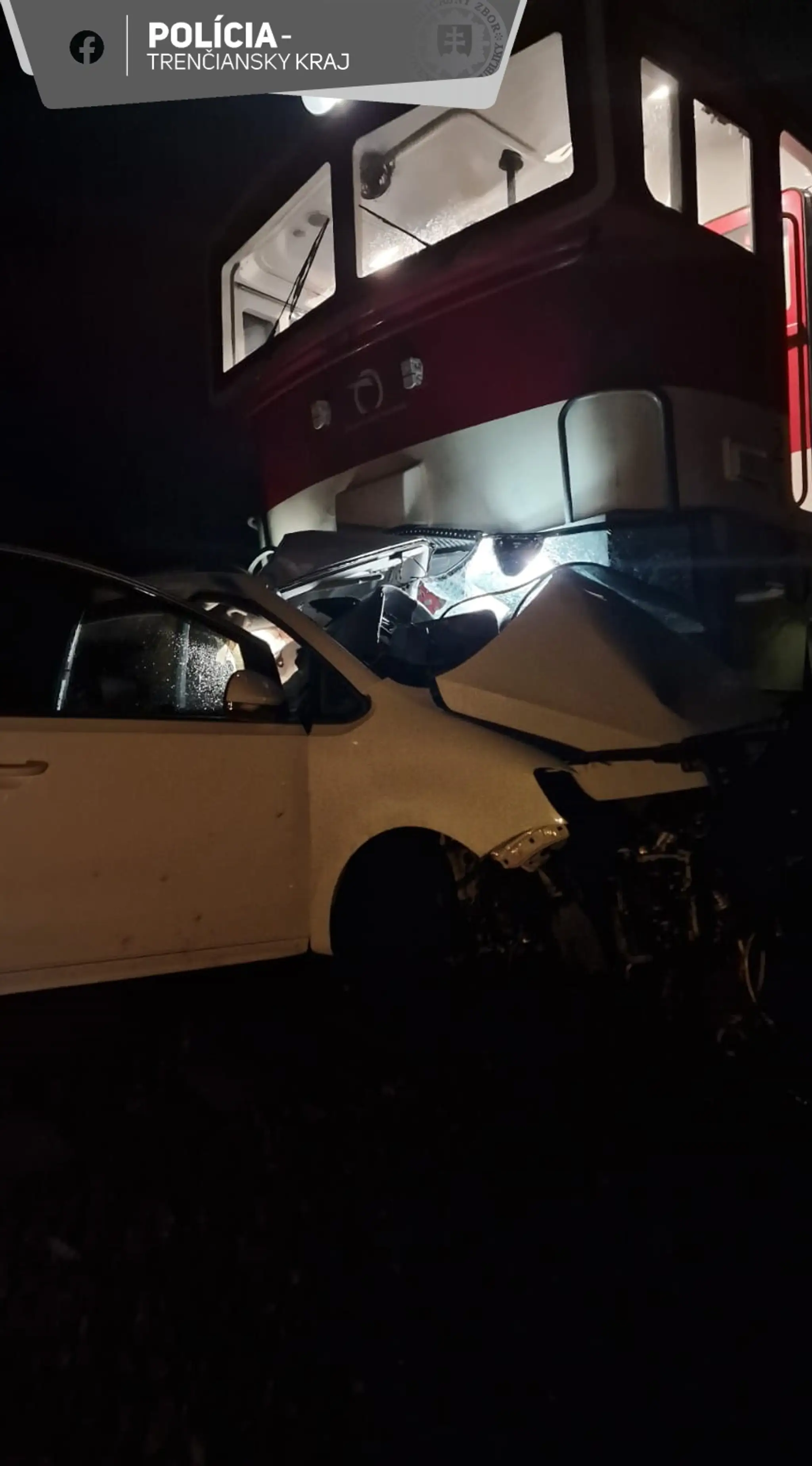Zrážka vlaku s osobným autom neďaleko Prievidze.