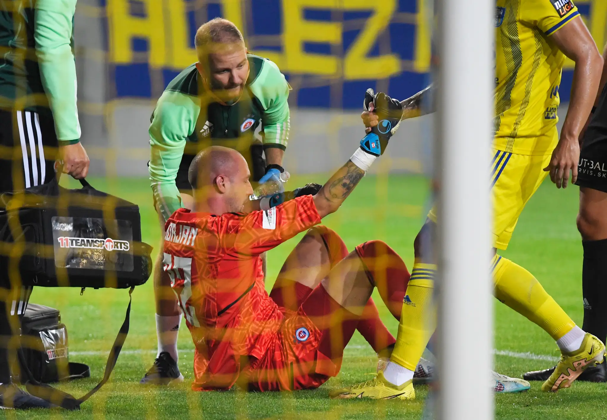 Na snímke uprostred brankár Milan Borjan (Slovan).