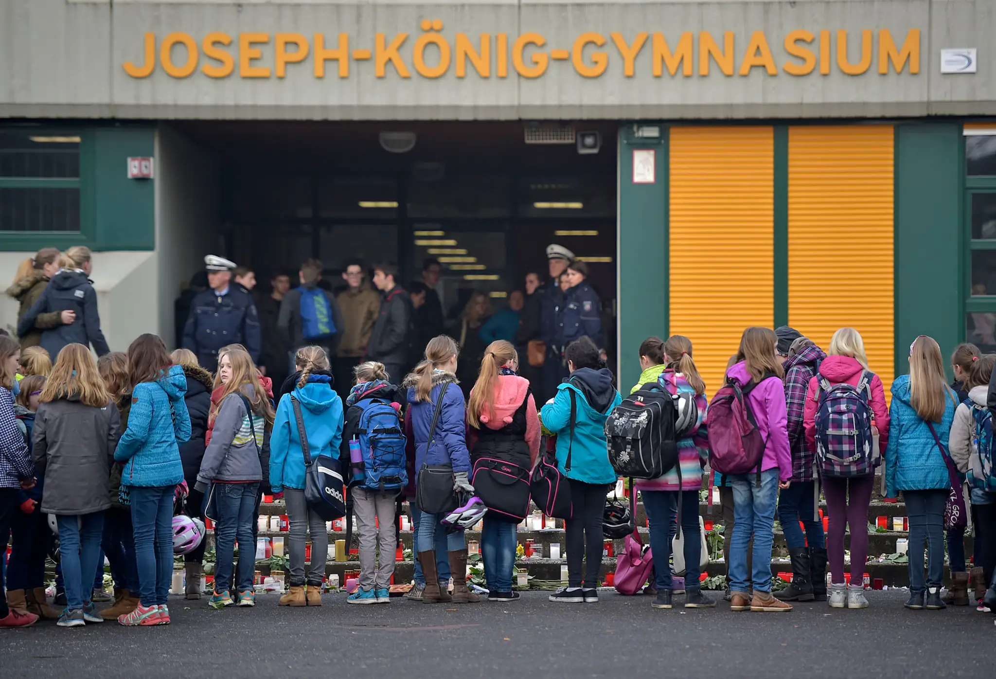 Študenti smútia pri sviečkach na schodoch pred Gymnáziom Josepha Königa v západonemeckom meste Haltern.