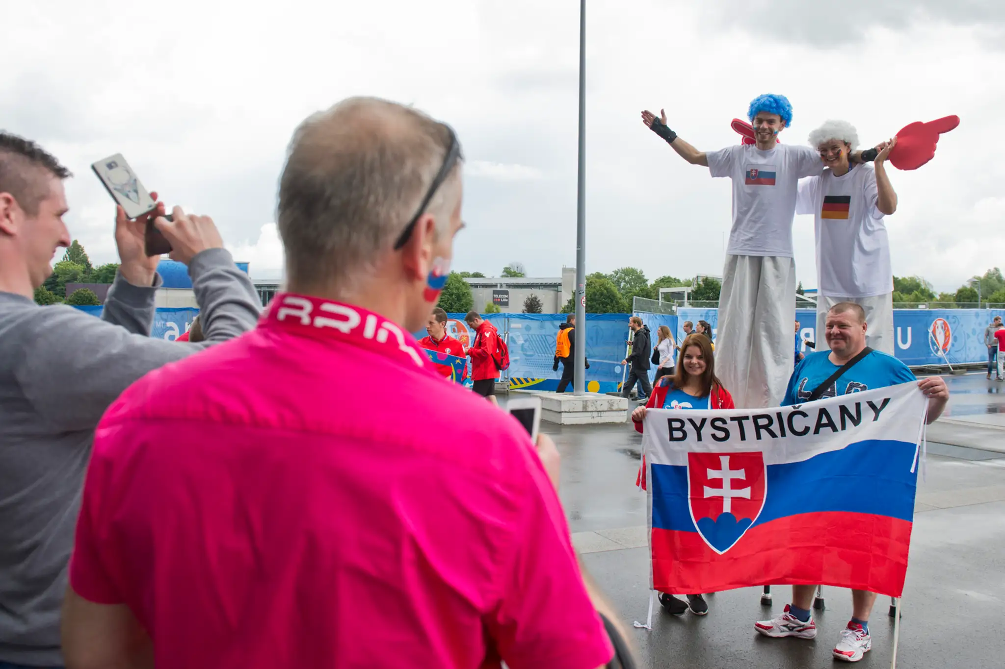 Slovenskí fanúšikovia pred štadiónom v Lille čakajú na osemfinále proti Nemecku.