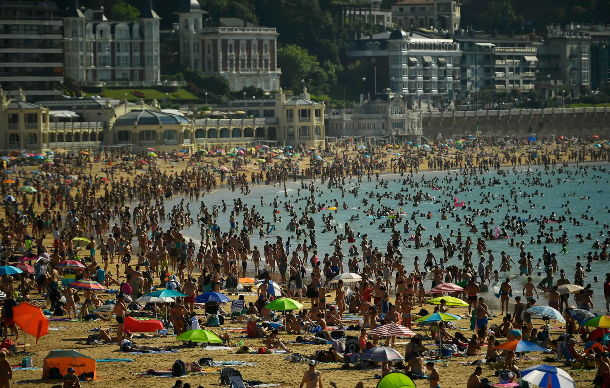 Preplnená pláž La Concha v San Sebastiane