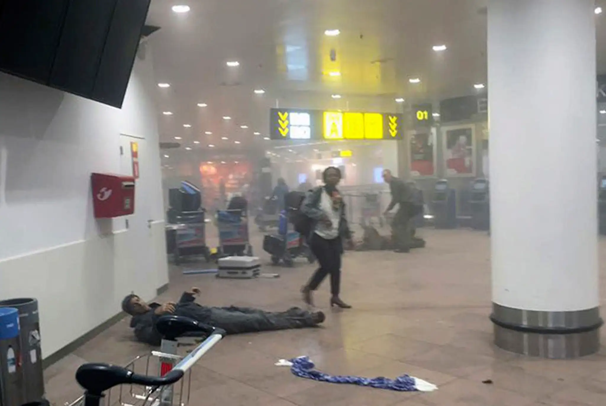 Zranený muž po výbuchu v hale bruselského letiska Zavendem.