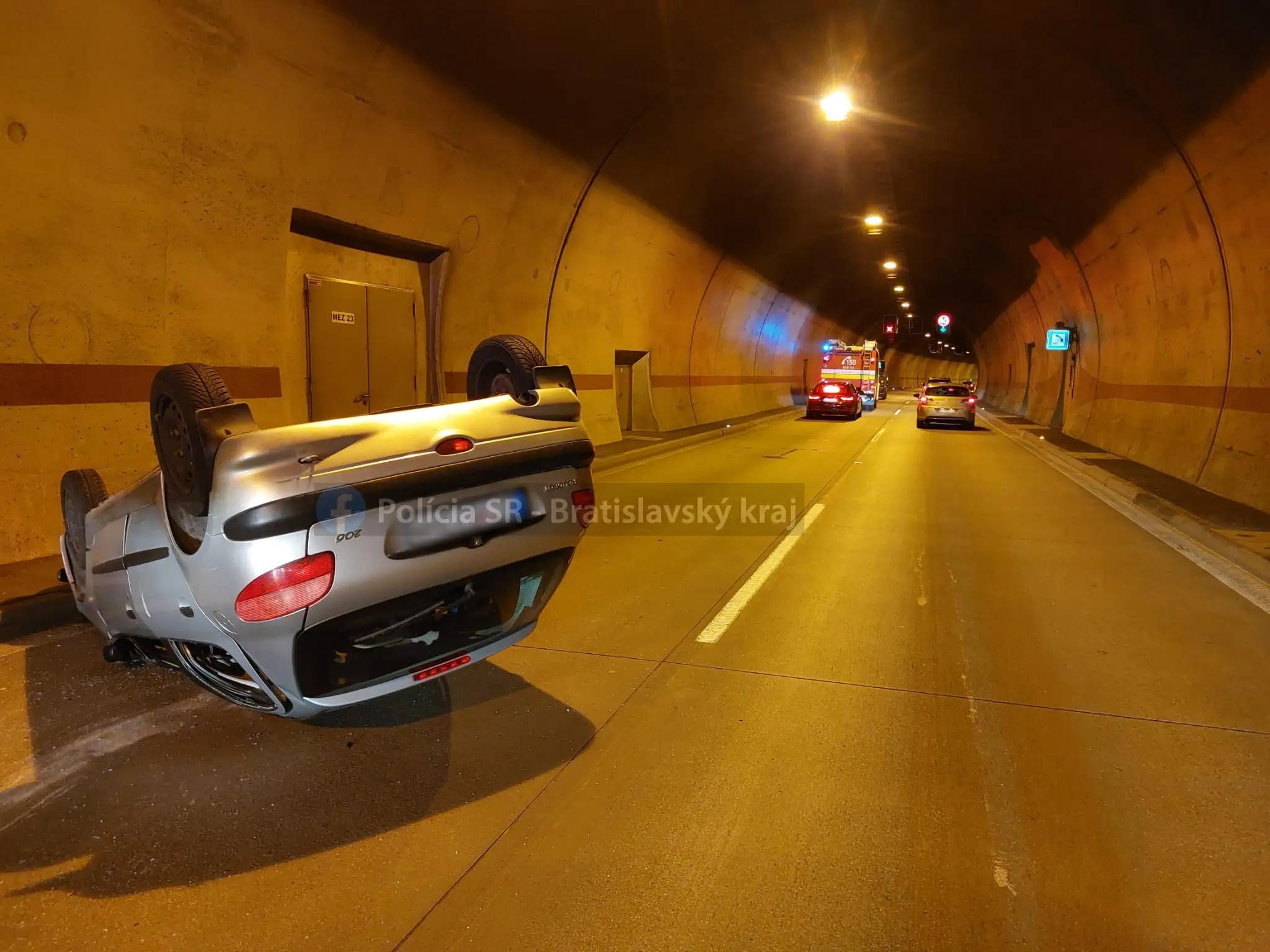 V bratislavskom tuneli Sitina sa prevrátilo auto, polícia vyzýva k obozretnosti