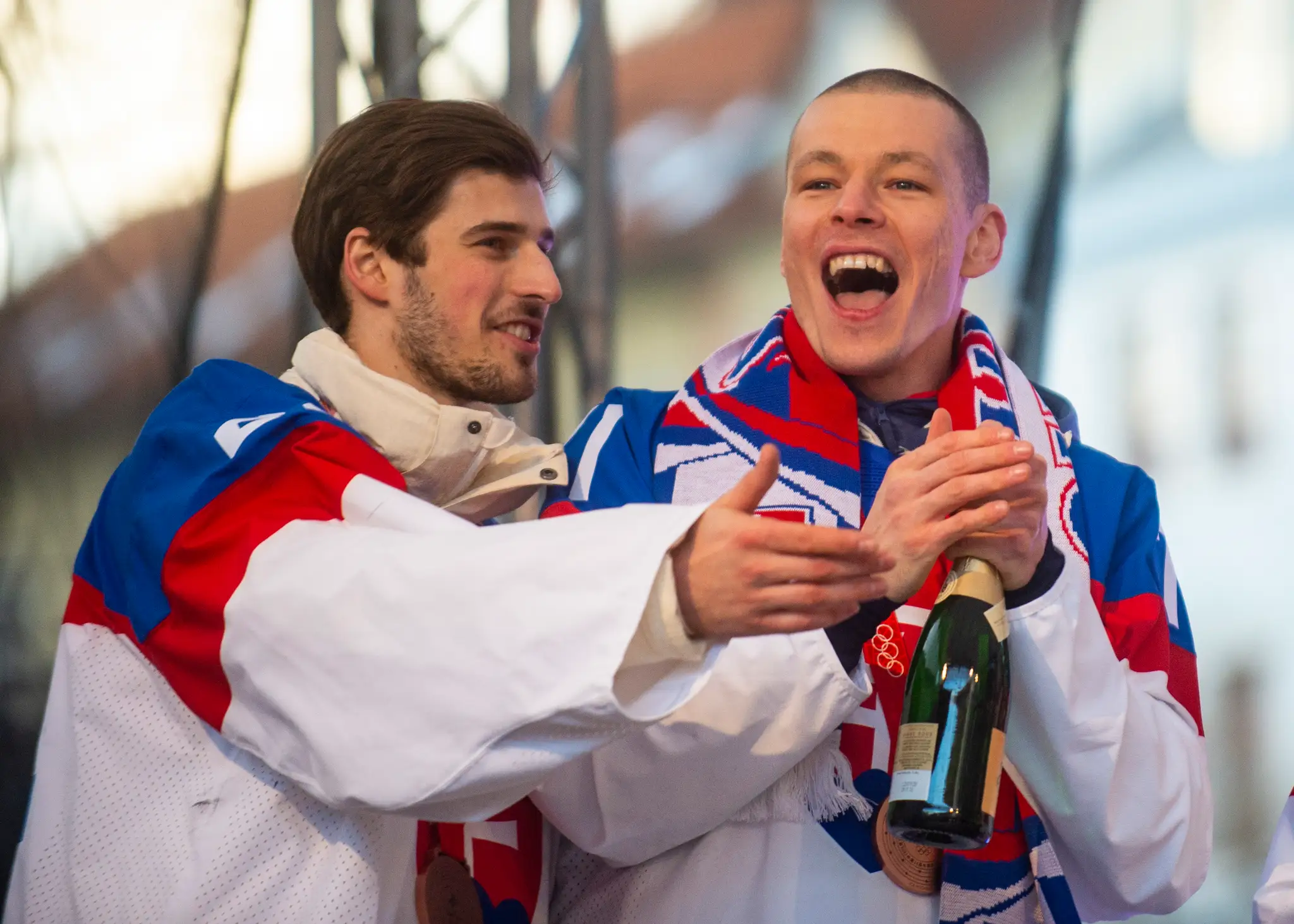Zľava Patrik Rybár a Marek Ďaloga počas osláv bronzu zo ZOH 2022 na Námestí SNP v Bratislave.