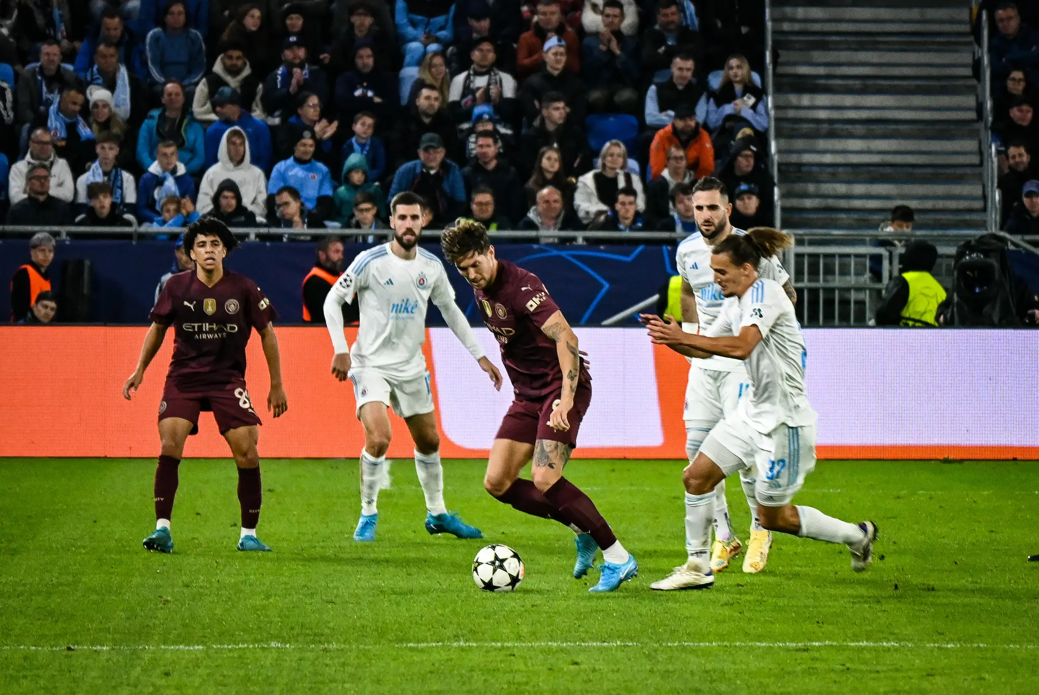 Momentka zo zápasu Slovan - Manchester City