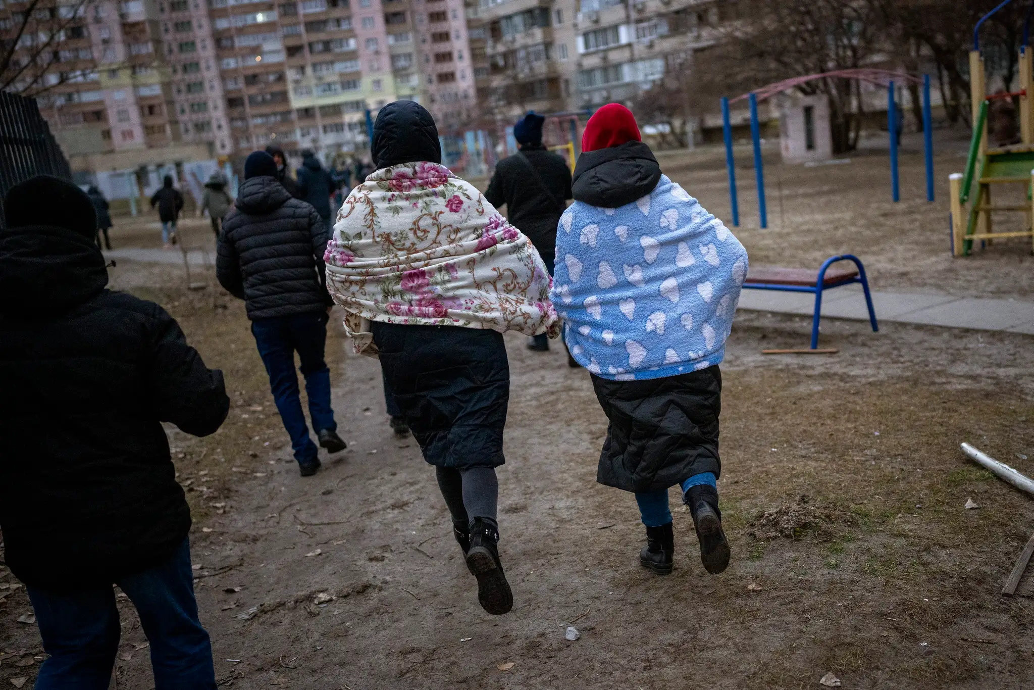 Utekajúci obyvatelia Kyjeva po zaznení sirén.