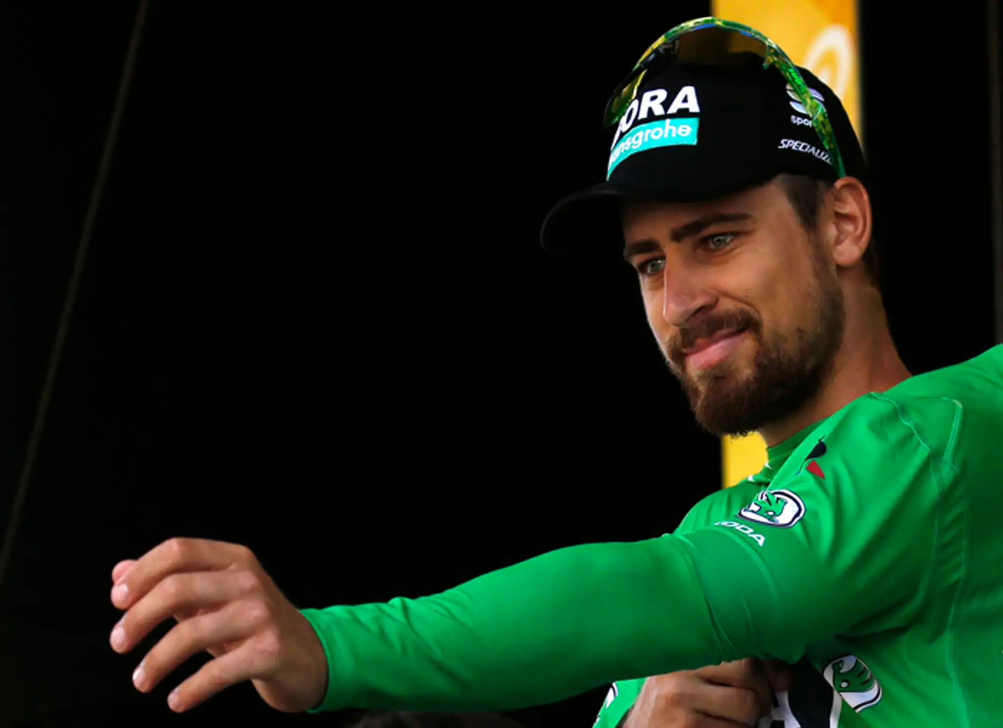 Peter Sagan si oblieka na TdF zelený dres.
