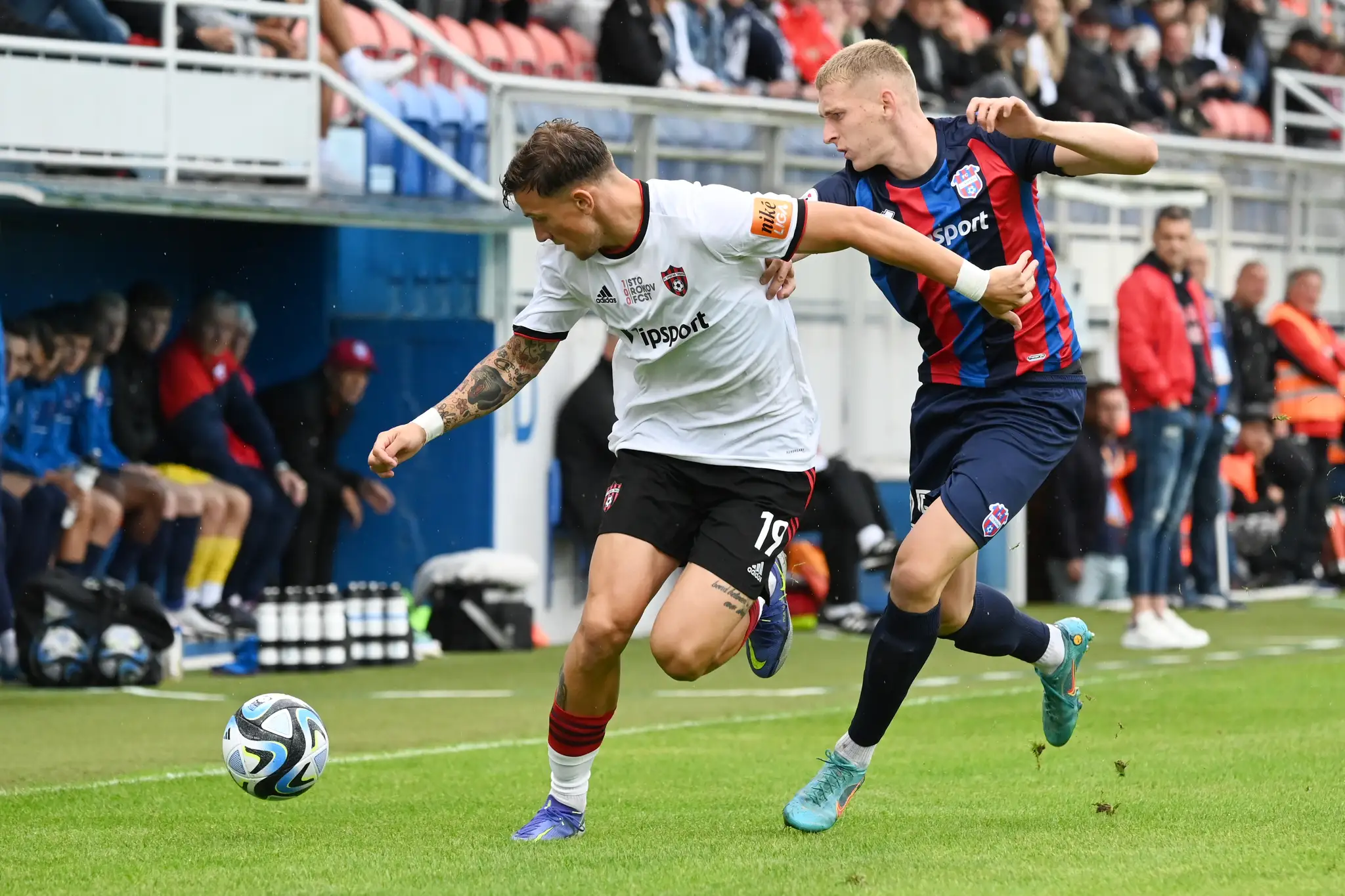 Vľavo hráč Trnavy Milan Ristovski a hráč ViOnu Richard Nagy počas zápasu 2. kola Niké ligy.