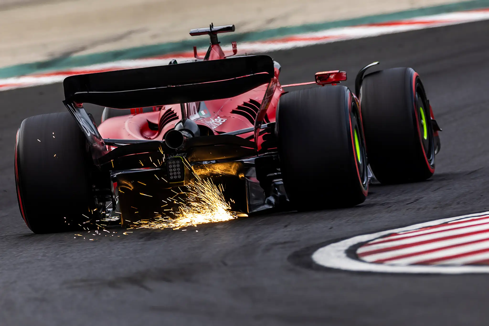 Chalrels Leclerc na Ferrari na trati.