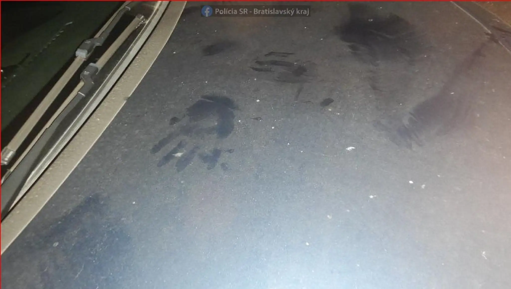 Kapota auta po zrážke s chodcom