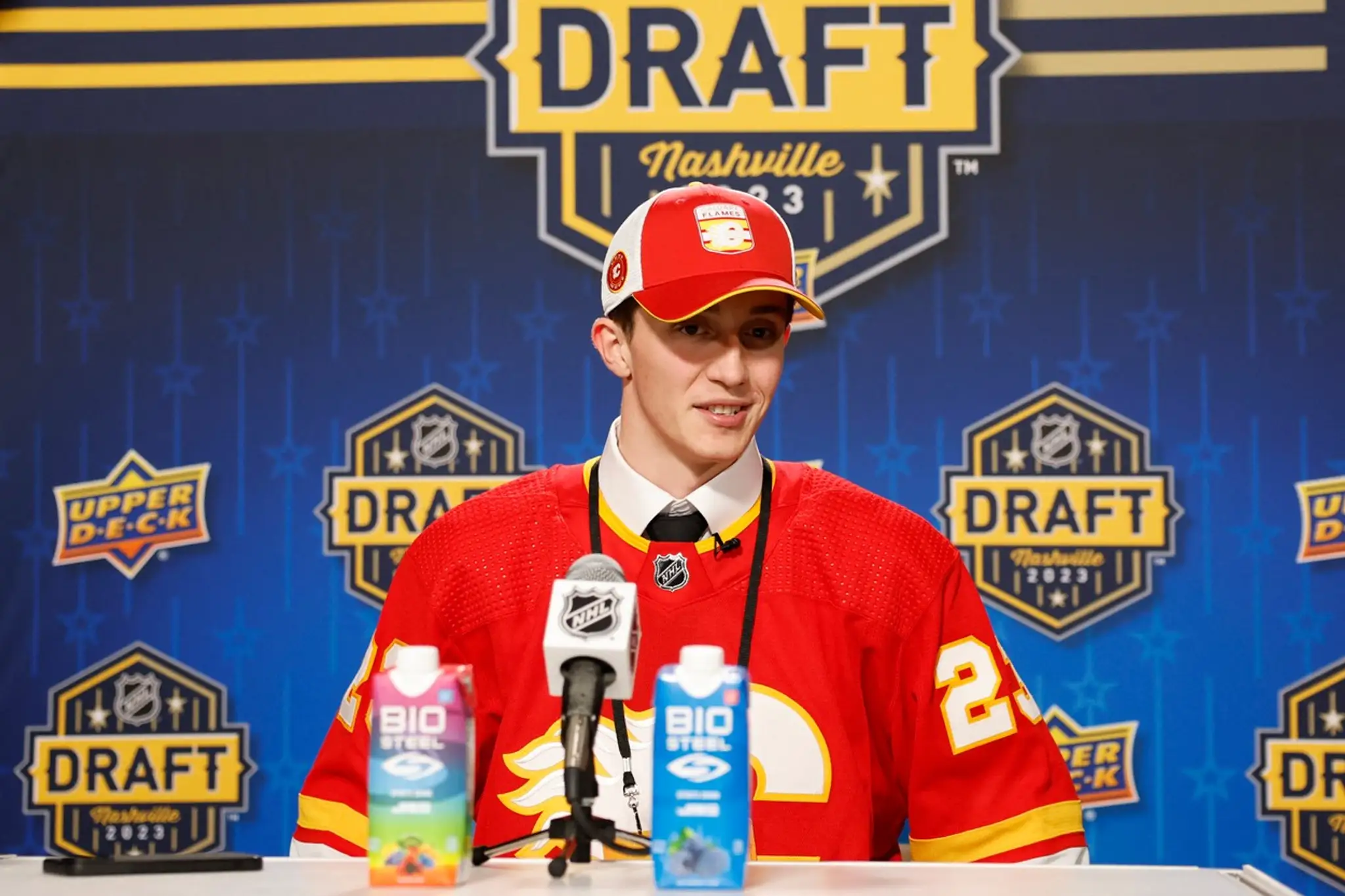 Samuel Honzek komunikuje s médiami po tom, ako si ho na NHL drafte 2023 vybralo Calgary.