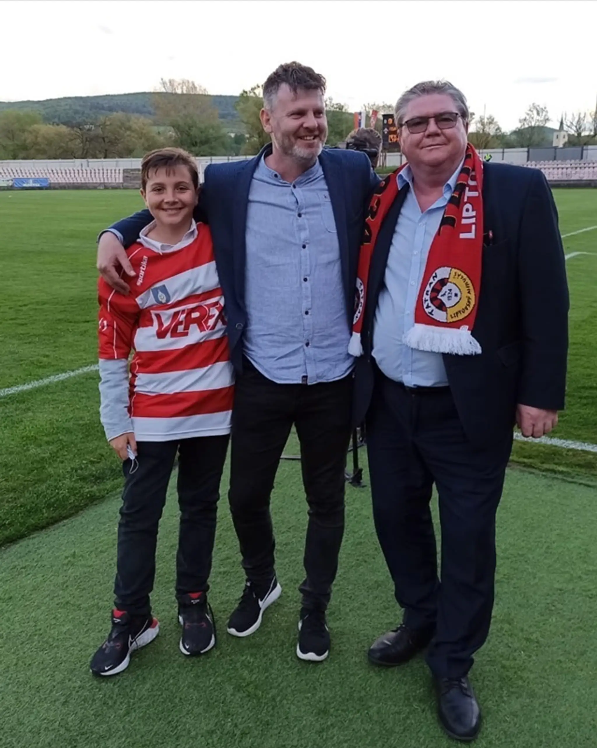 Prezident MFK Tatran Milan Mikušiak (vpravo) s vnukom Patrikom, v strede kouč mužov Marek Petruš.