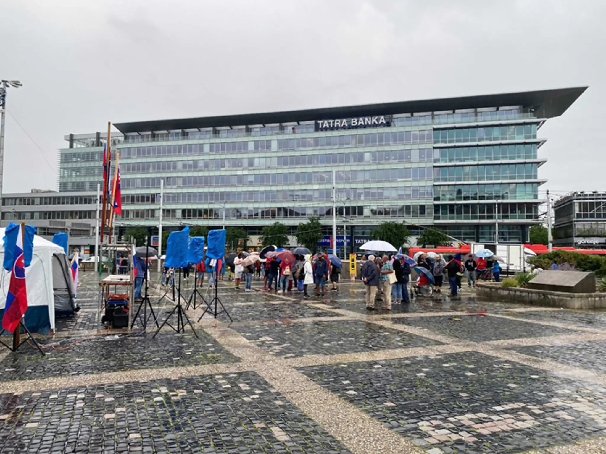 Protest pred Prezidentským palácom.