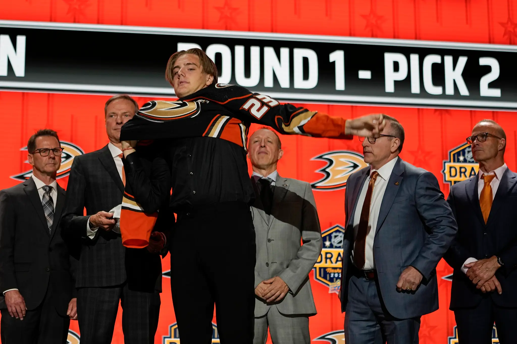 Dvojka NHL draftu 2023 Leo Carlsson si navlieka na seba dres Anaheimu.
