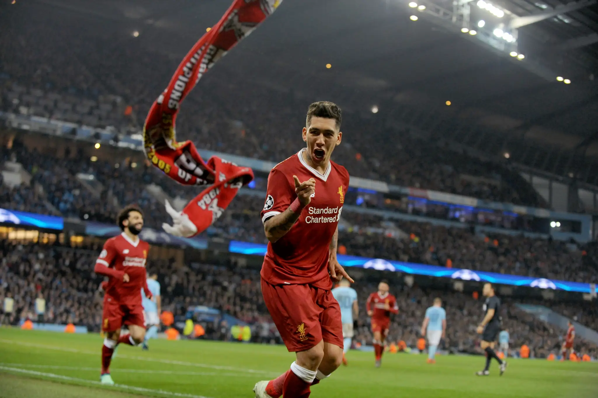 Roberto Firmino z Liverpoolu jasá po góle v odvete štvrťfinále Ligy majstrov na pôde Manchestru City.