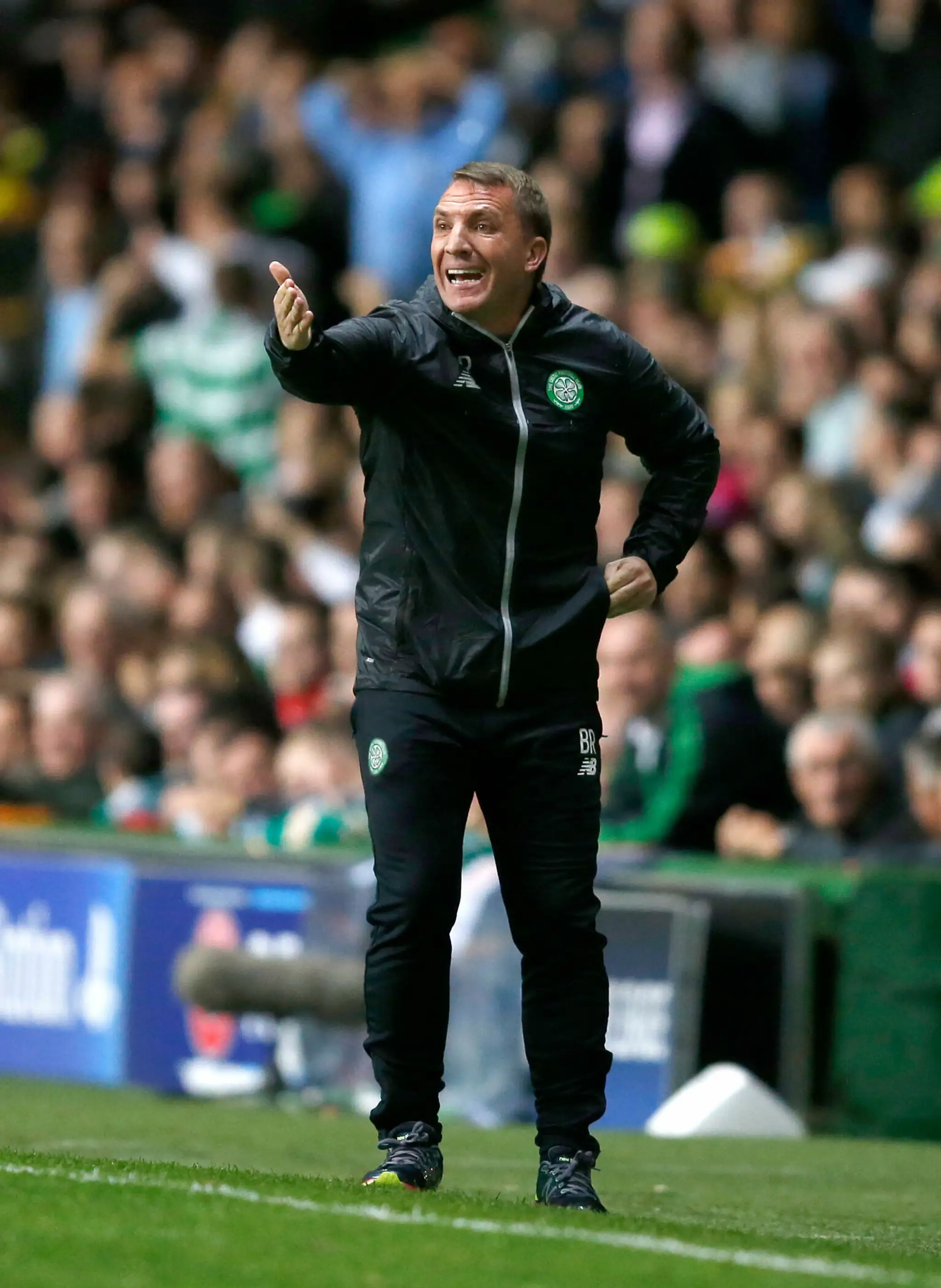 Lodivod Celticu Glasgow Brendan Rodgers dáva pokyny svojim zverencom v domácom dueli LM proti Manchestru City.