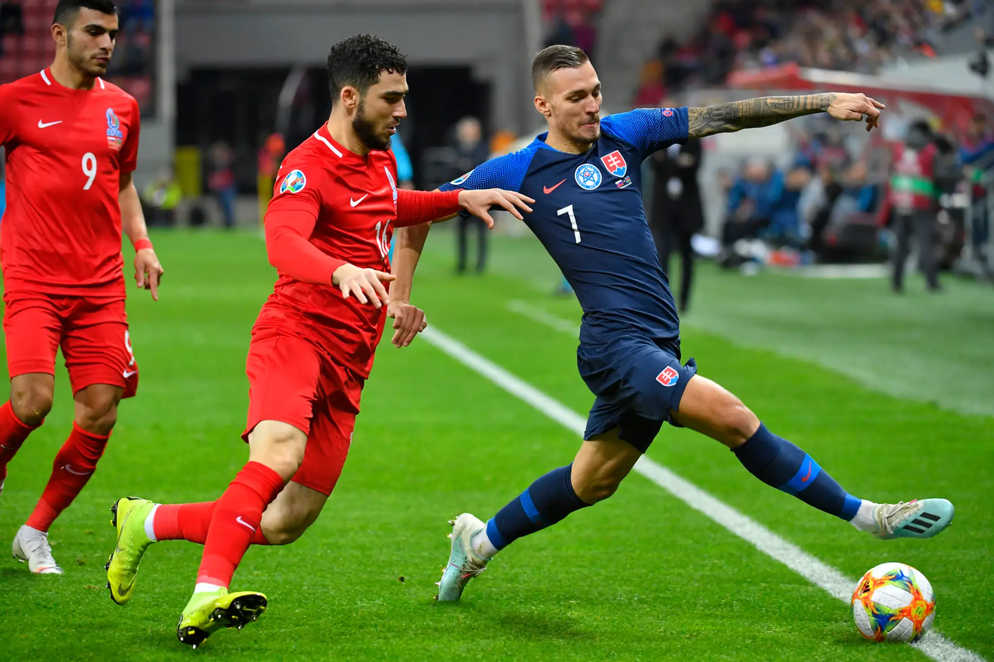 Zľava Marek Hamšík a Javid Husejnov z Azerbajdžanu v kvalifikácii ME 2020.