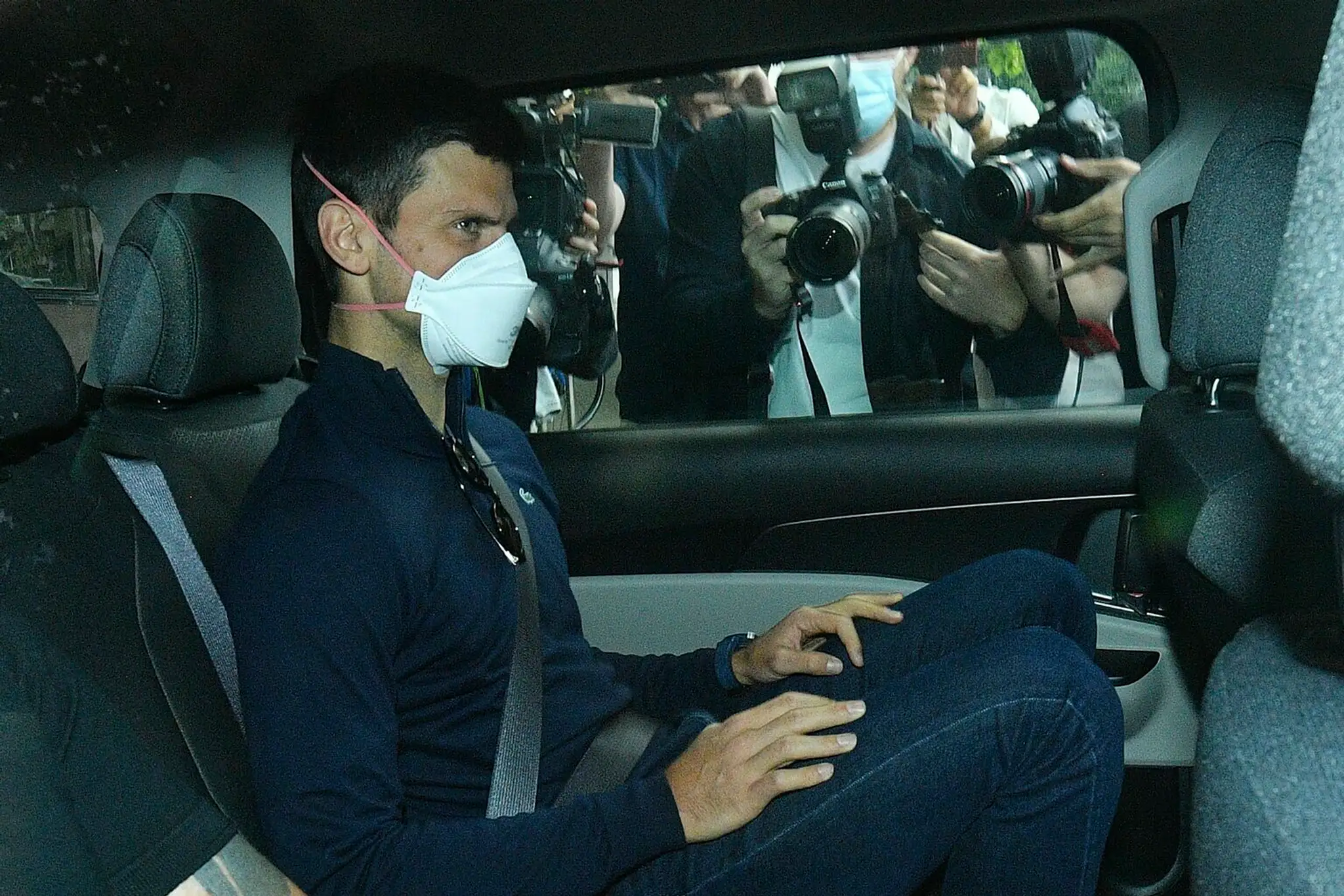 Novak Djokovič na ceste na federálny súd, ktorý rozhodoval o jeho odvolaní.