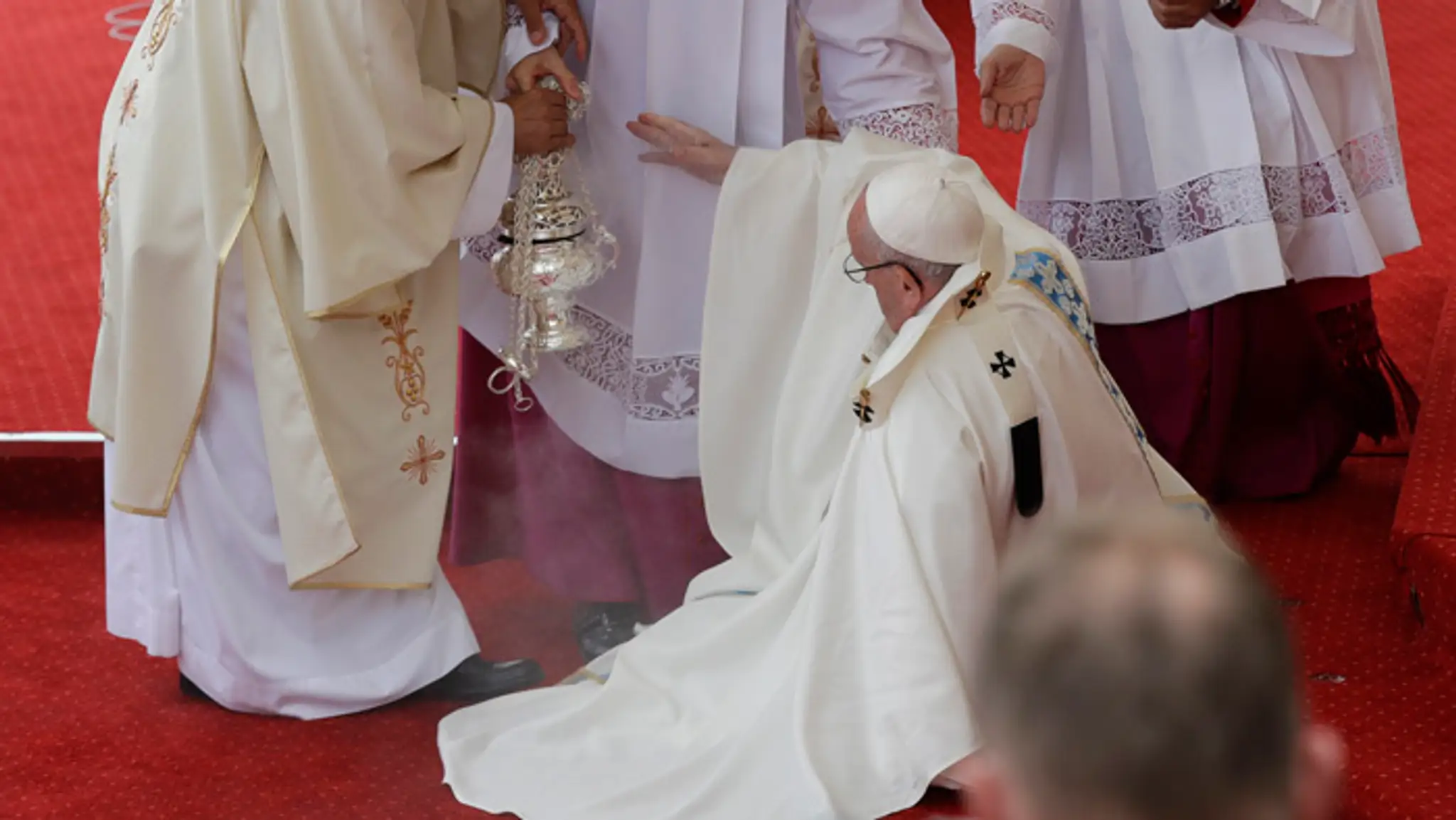 Pápež František spadol na schodoch.