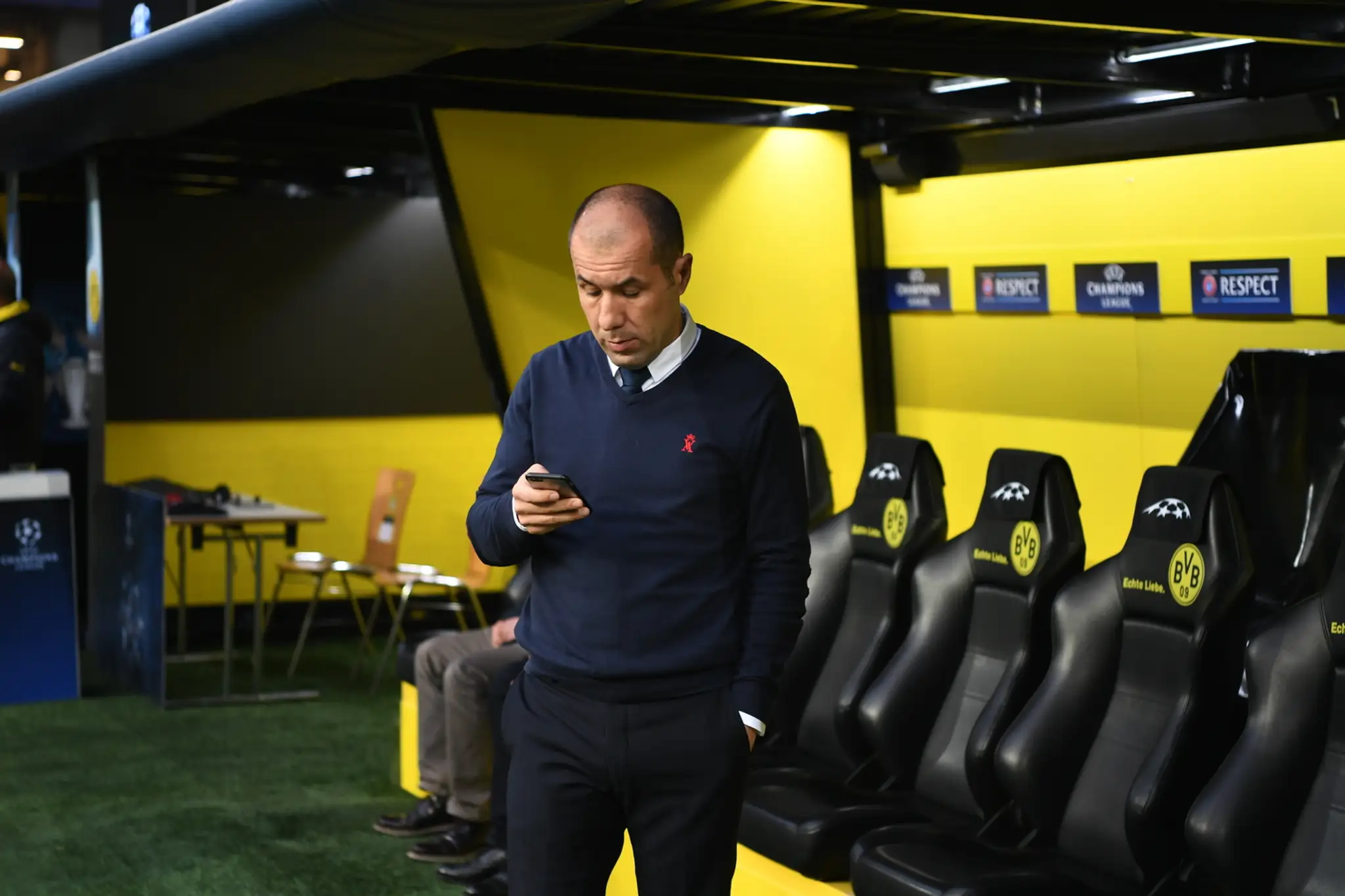 Lodivod AS Monaco Leonardo Jardim držiac mobil po tom, čo štvrťfinále LM proti Dortmundu sa neodohralo pre explózie.