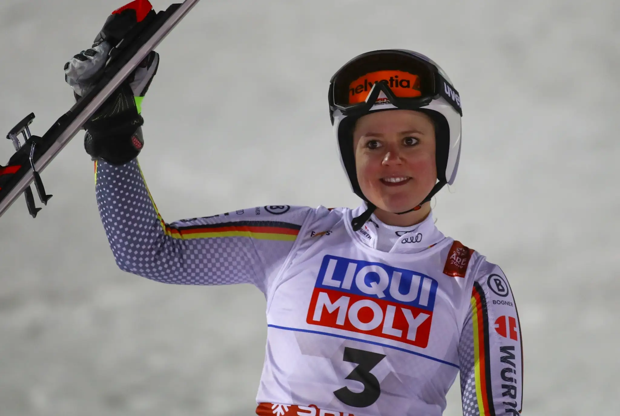Alpská lyžiarka Petra Vlhová oslavuje zlato v obrovskom slalome na MS v Are.