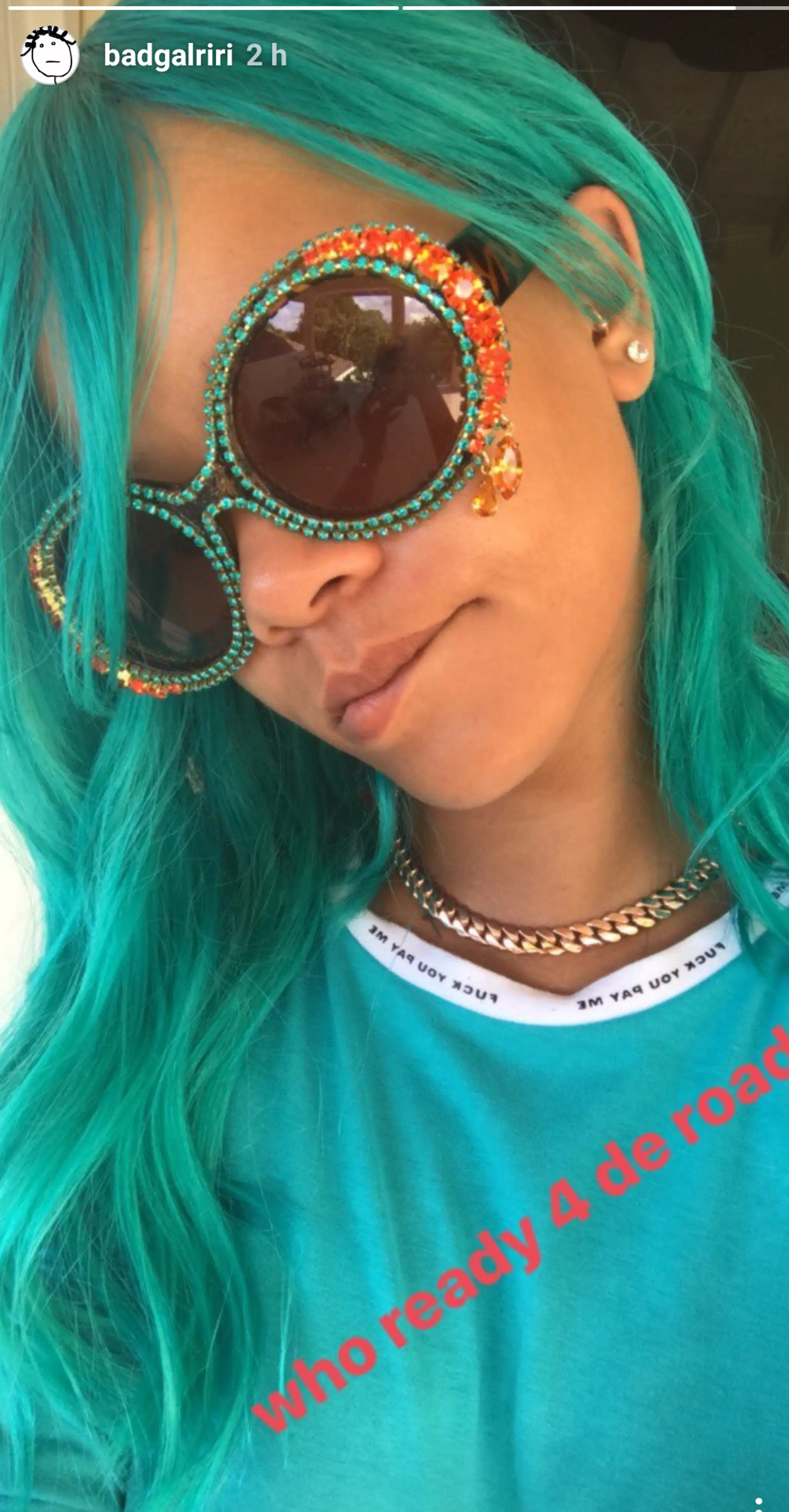 Rihanna s modrými vlasmi
