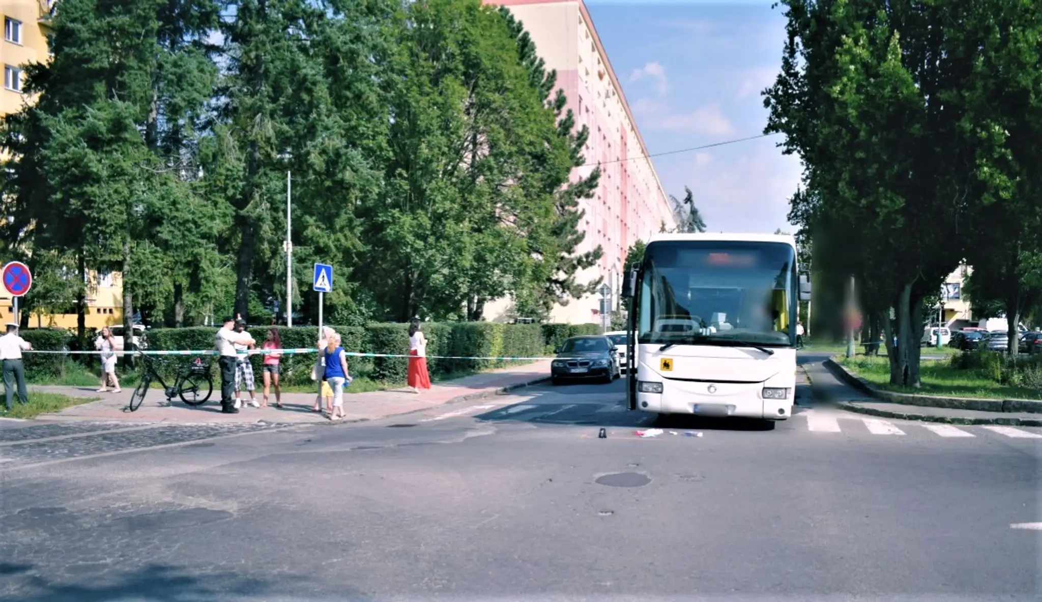 Zrážka autobusu s chodkyňou.