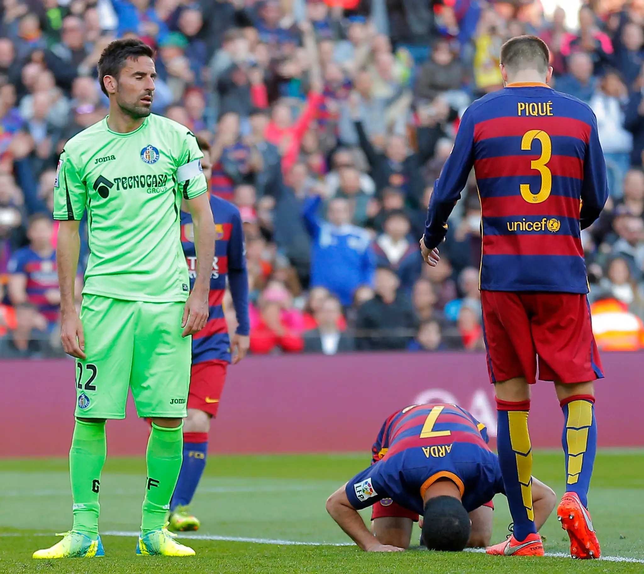 Hráč Barcelony Arda Turan (druhý sprava) oslavuje gól proti Getafe.