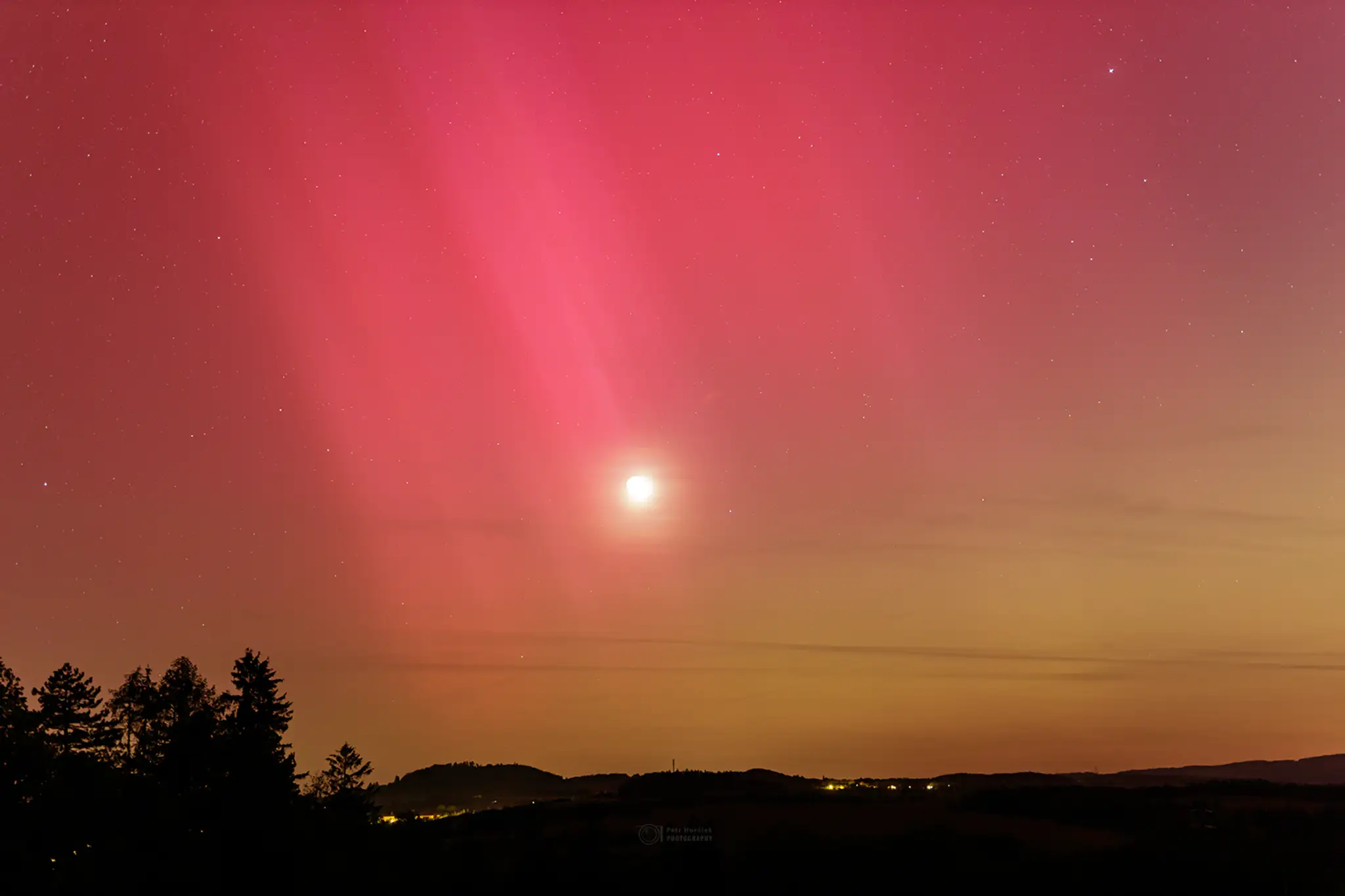 Polárna žiara i takzvaný aurorálny anjel nad obcou Záhořice.