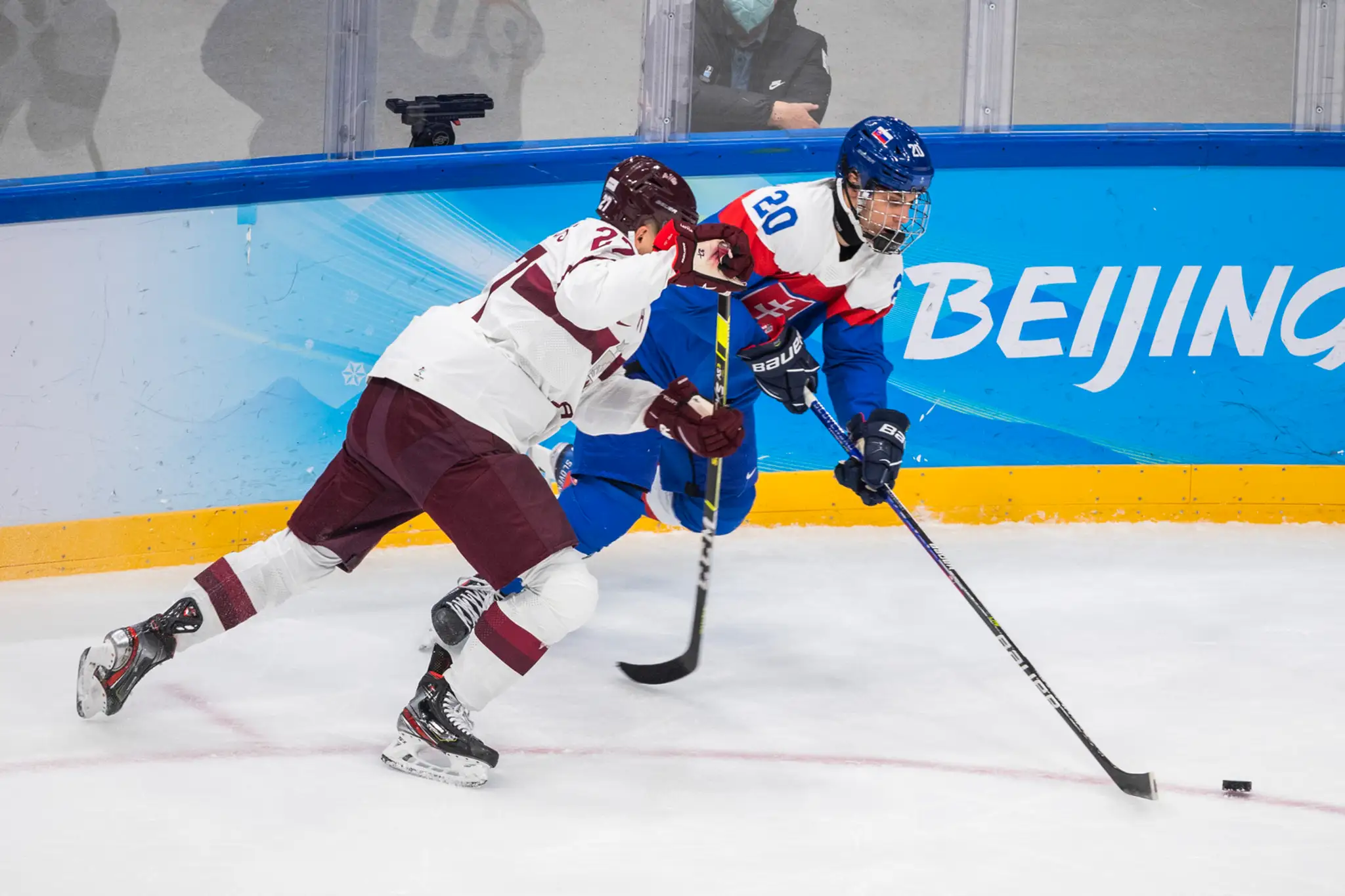 Zľava Janis Kalninš z Lotyšska a Juraj Slafkovský na ZOH 2022.