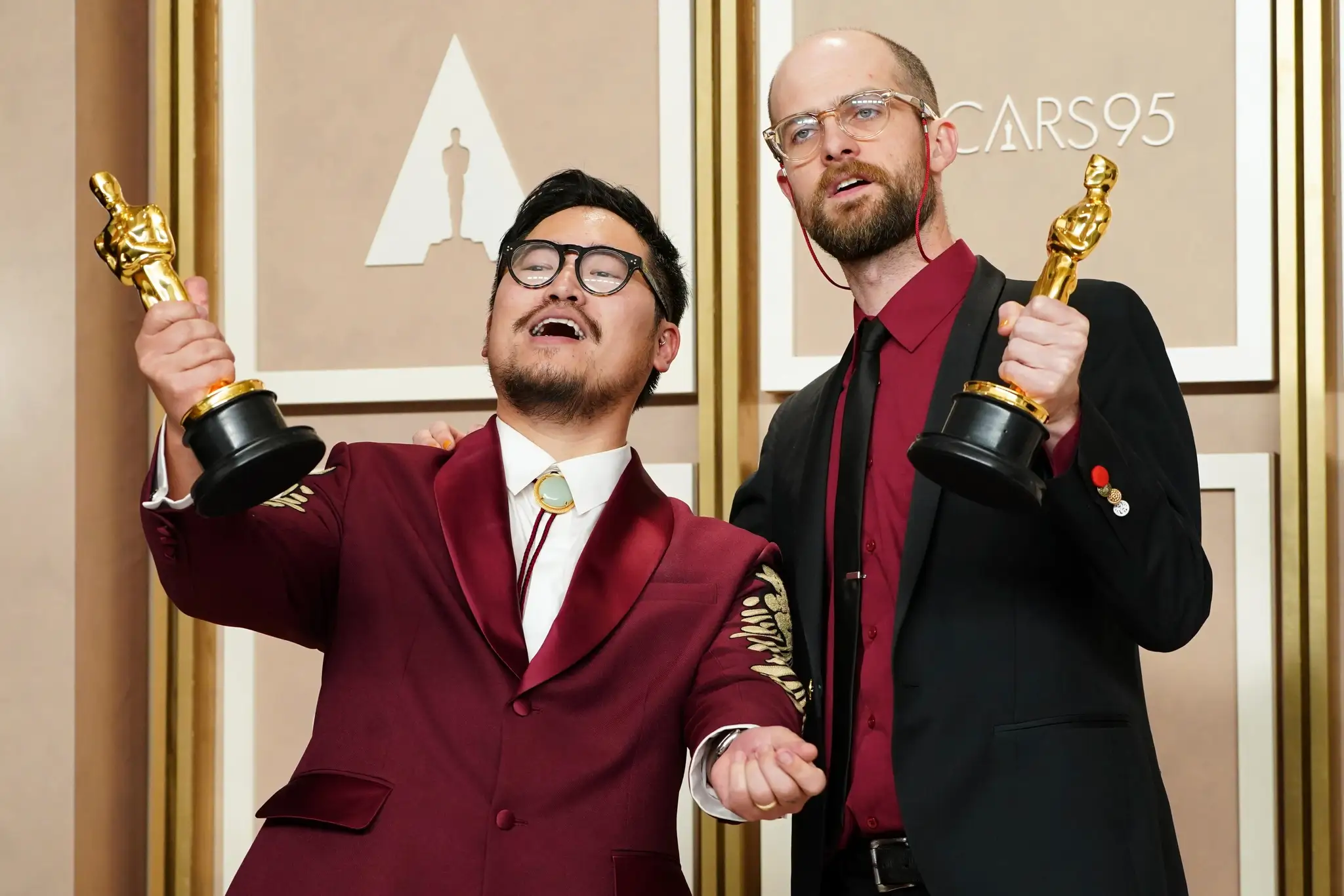 Zľava režiséri filmu Všetko, všade, naraz Daniel Kwan a Daniel Scheinert s oscarmi.