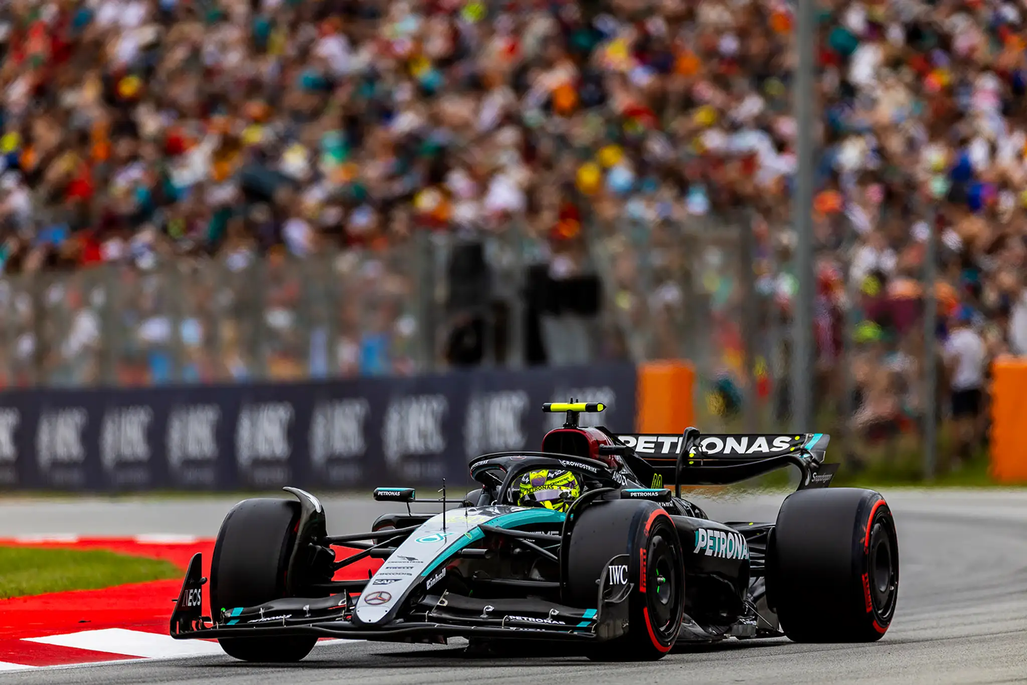 Lewis Hamilton z Nercedesu na trati VC Španielska.
