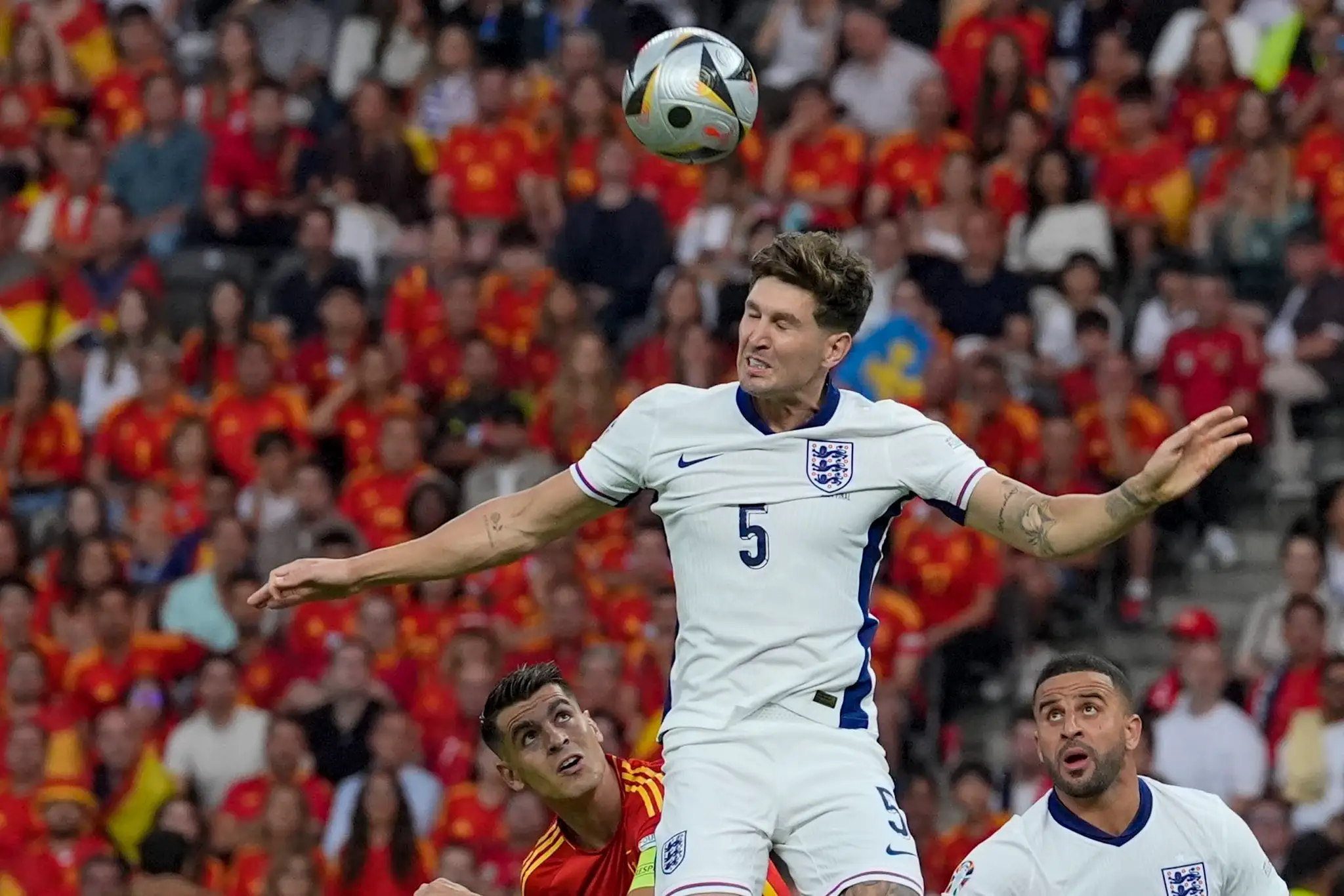 Angličan John Stones hlavičkuje vo finále ME 2024 proti Španielsku.