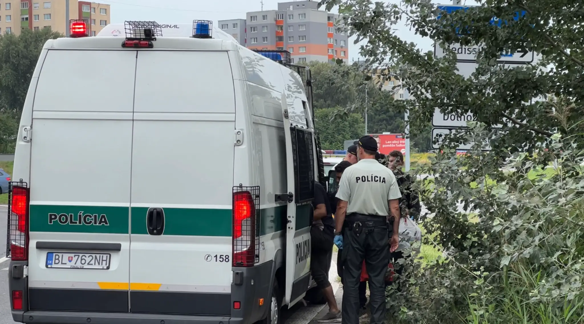 Polícia v Bratislave zadržala dodávku s desiatkami migrantov