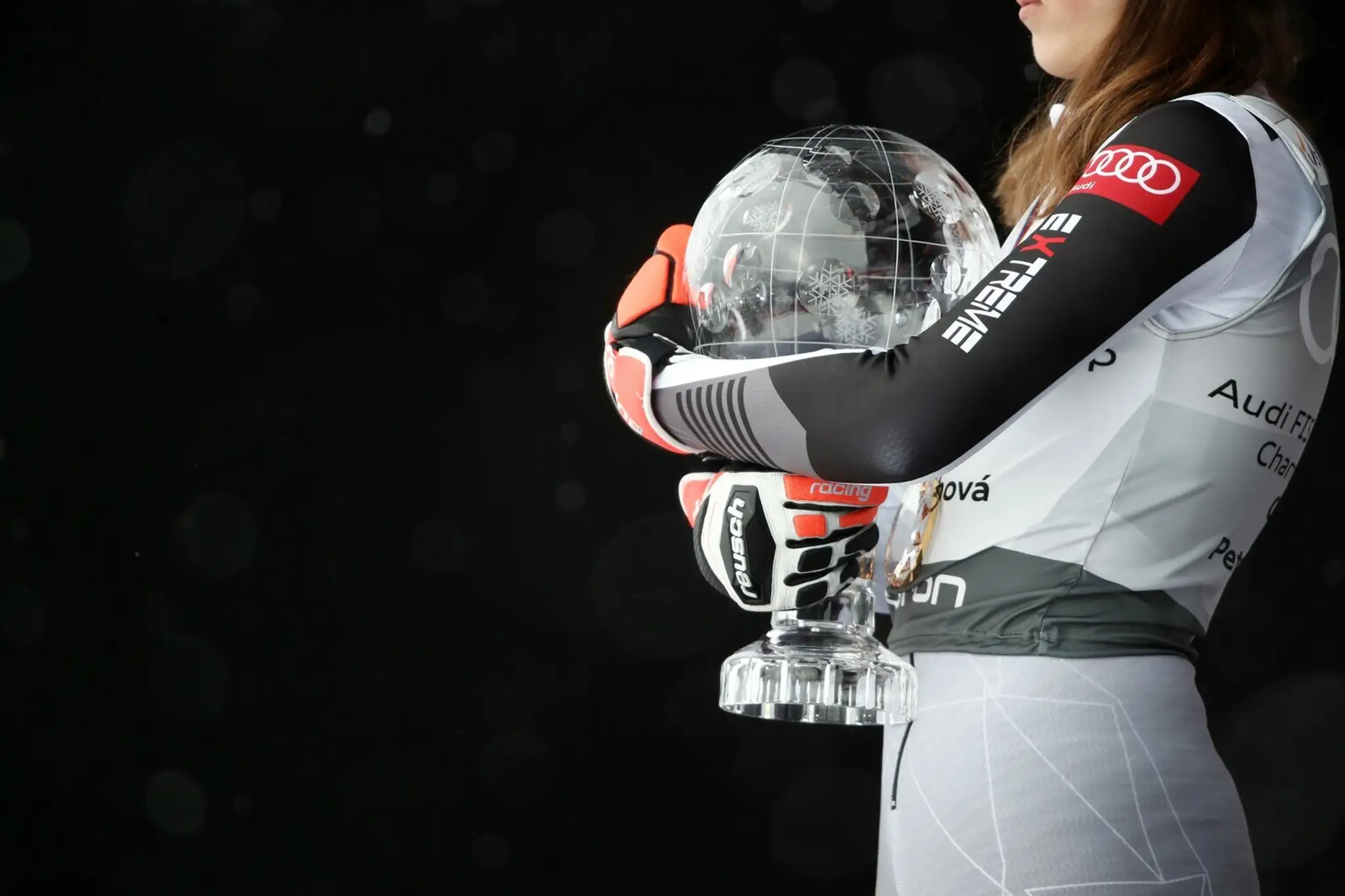 Petra Vlhová a veľký kryštáľový glóbus.