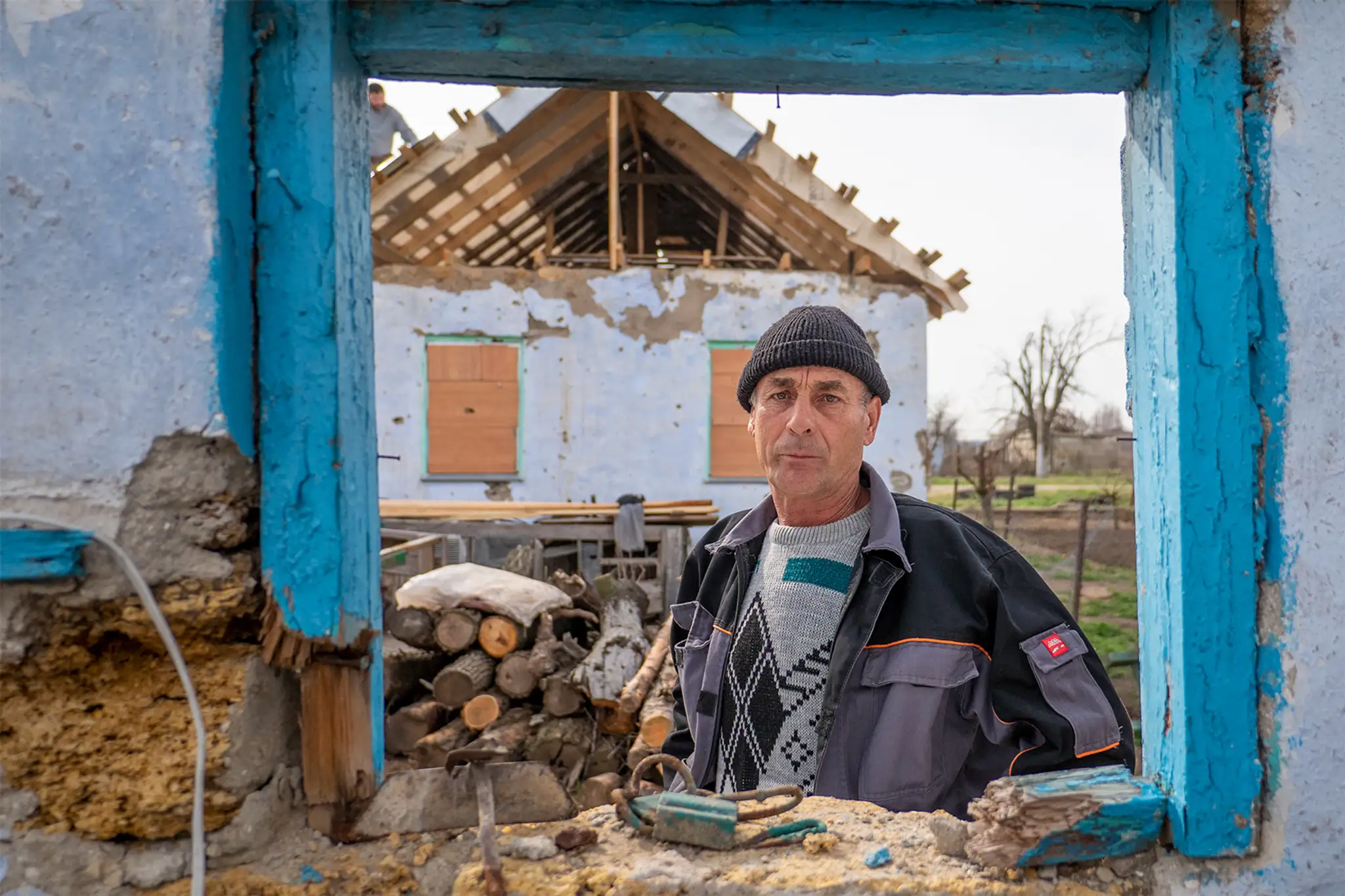 Oleg pred poškodeným domom